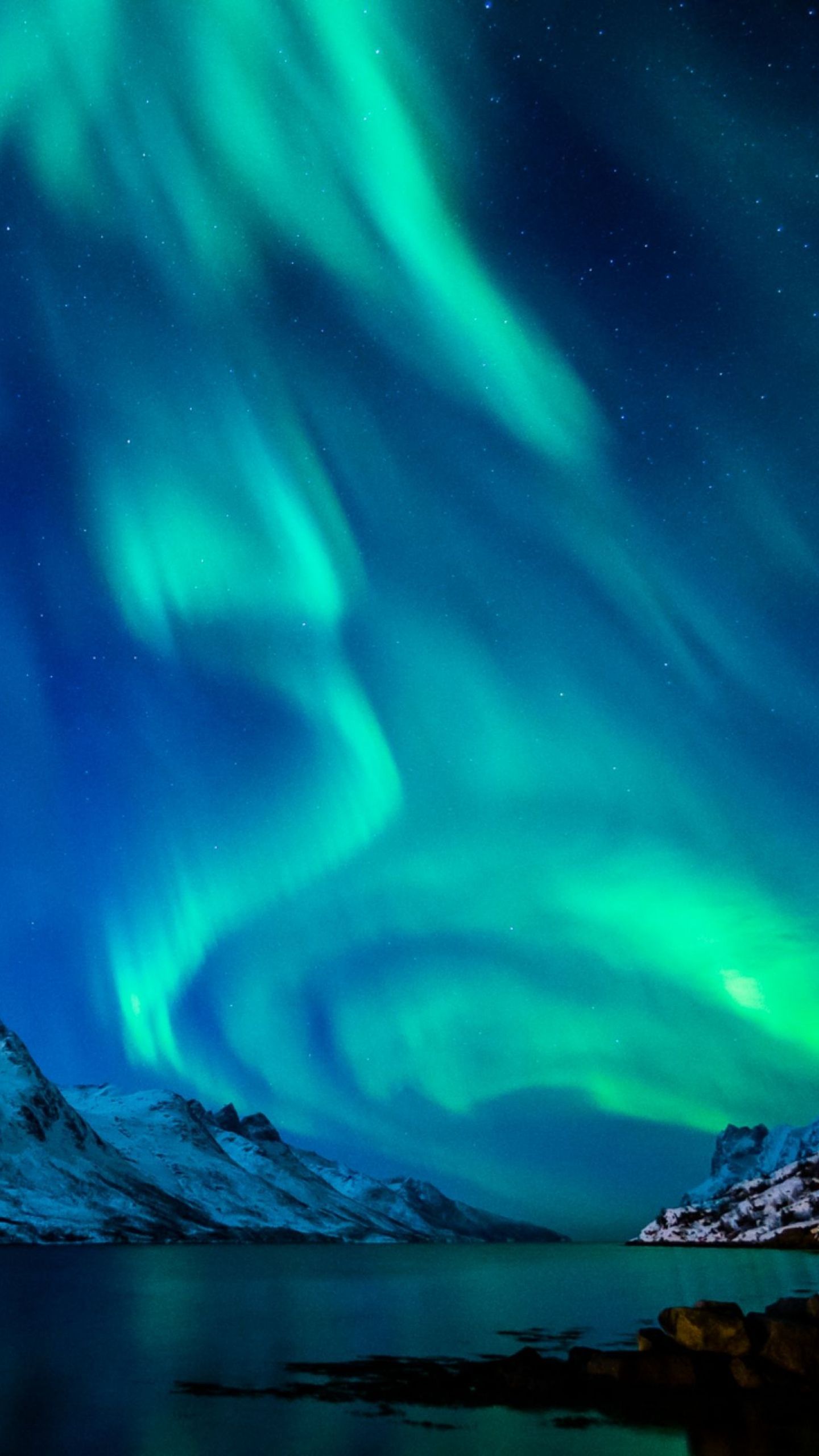 Aurora boreale su montagne innevate, 1440x2560 Verticale, Telefono