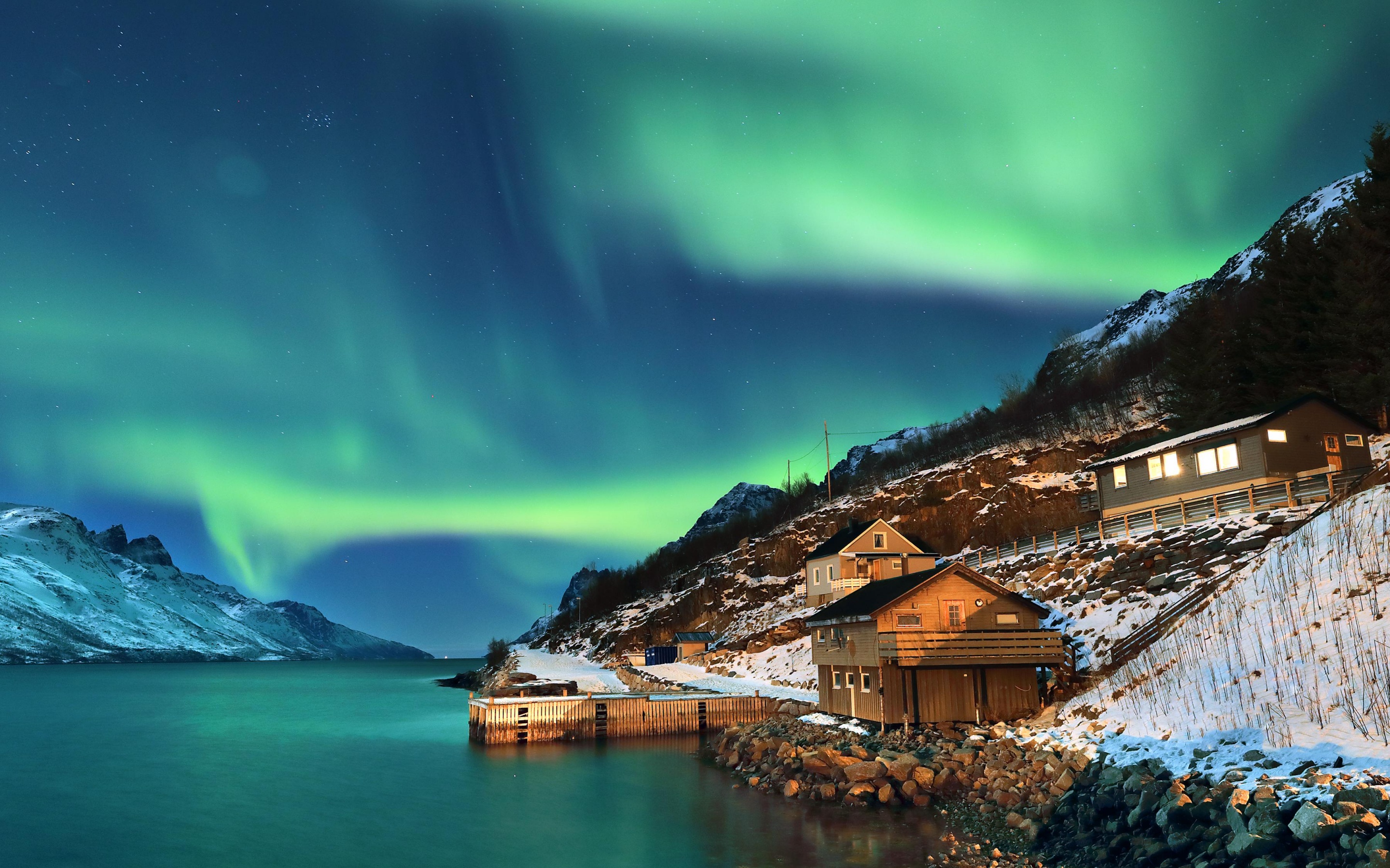 Aurora boreale su fiordo norvegese, 2880x1800 2K+, MacBook Pro