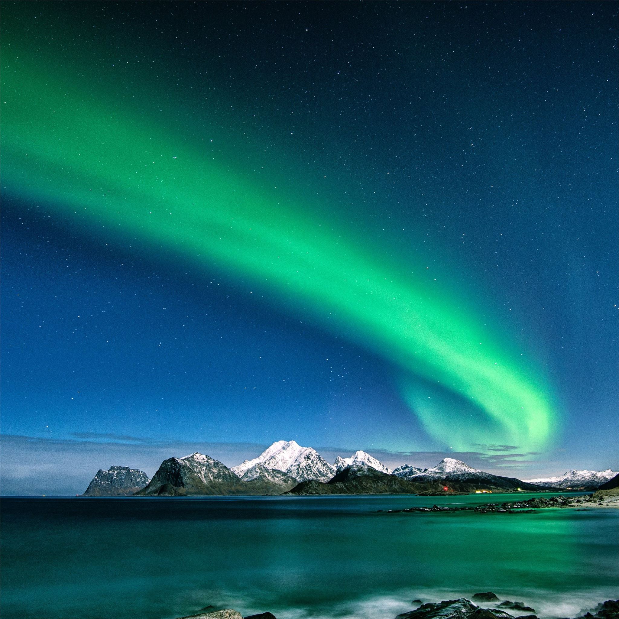 Aurora boreale su montagne innevate, 2048x2048 alta risoluzione, iMac