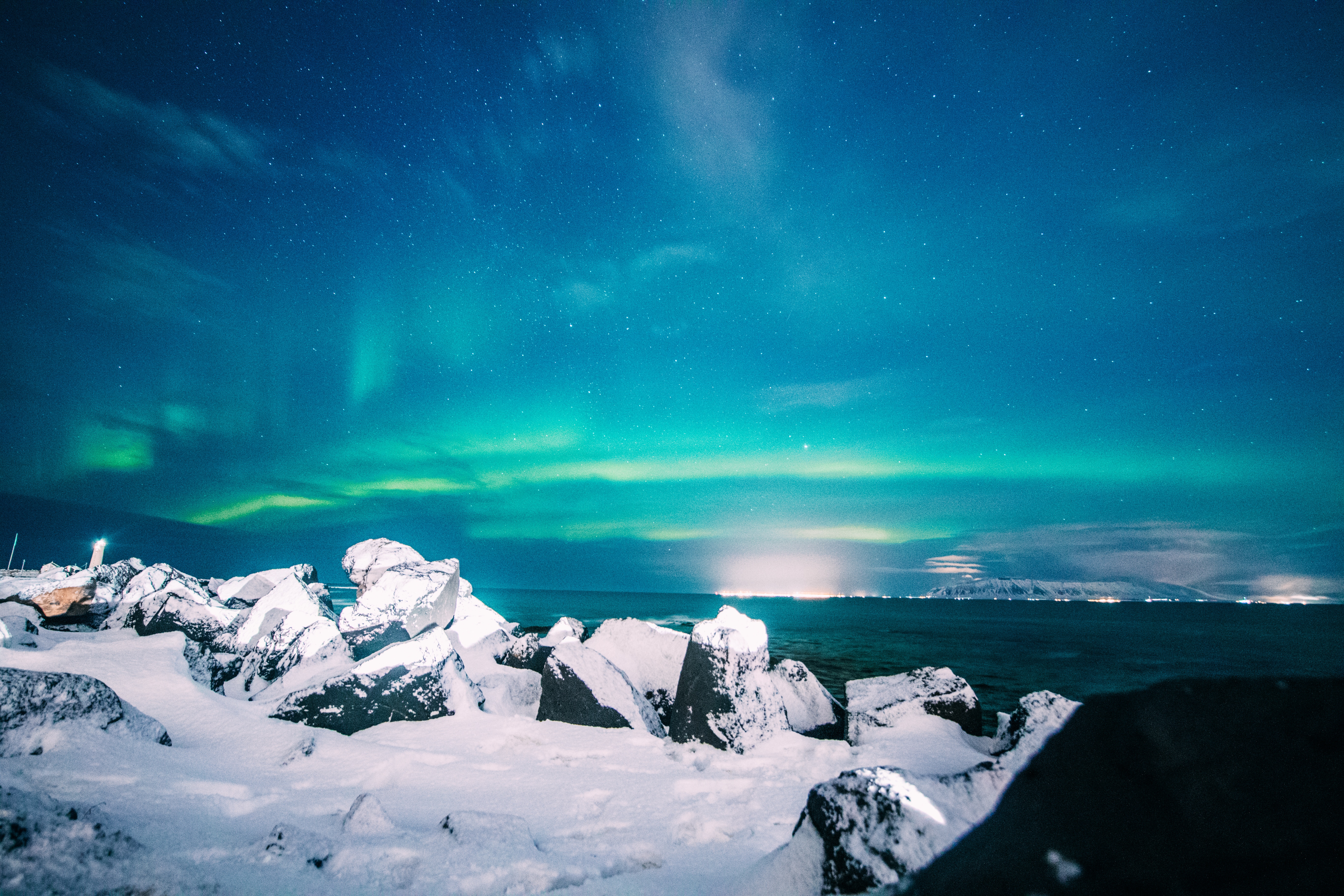 Aurora boreale su rocce innevate, 5472x3648 Ultra HD, 4K TV