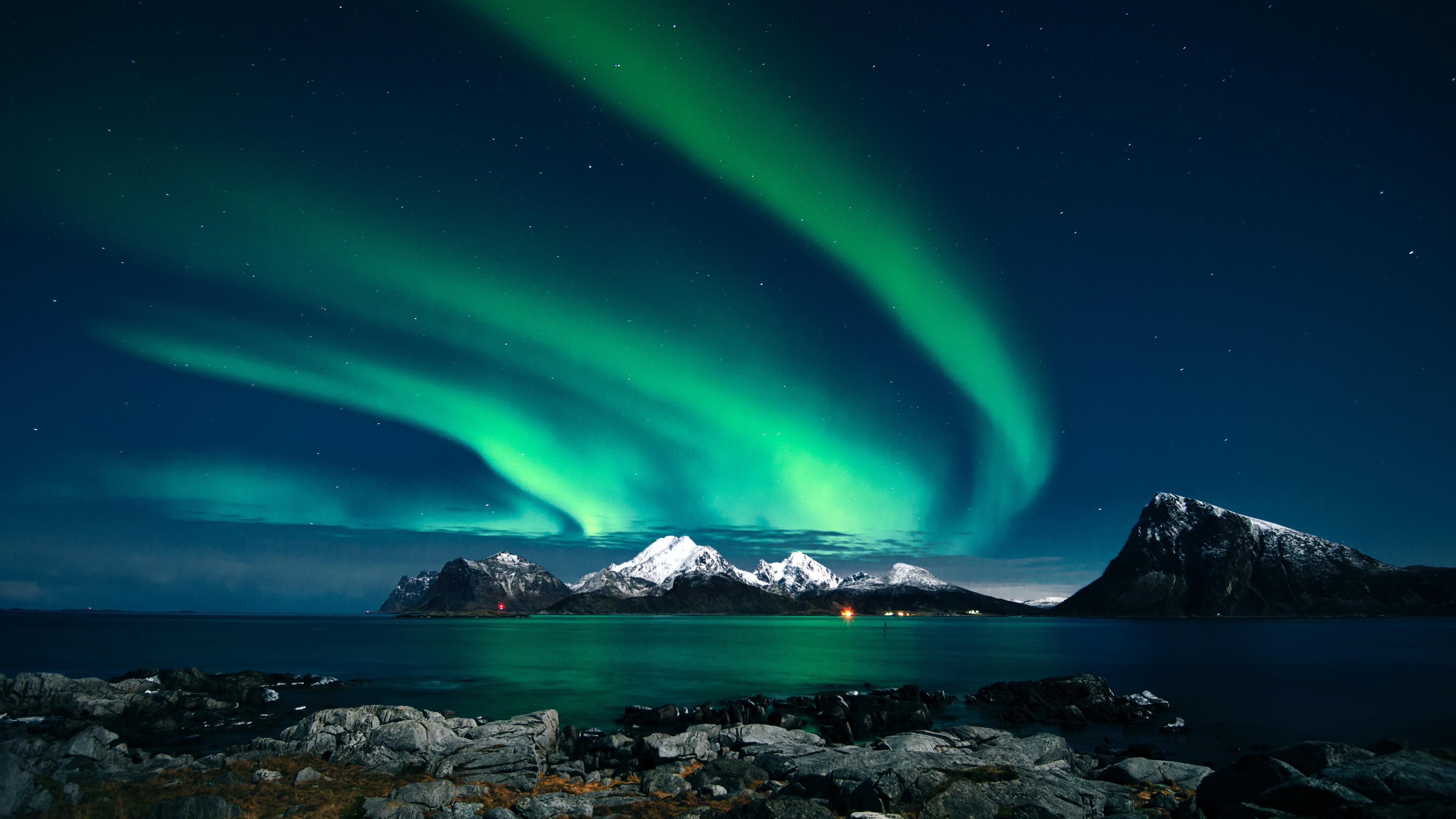 Aurora boreale su montagne innevate, 3840x2160 4K Ultra HD, Monitor 4K