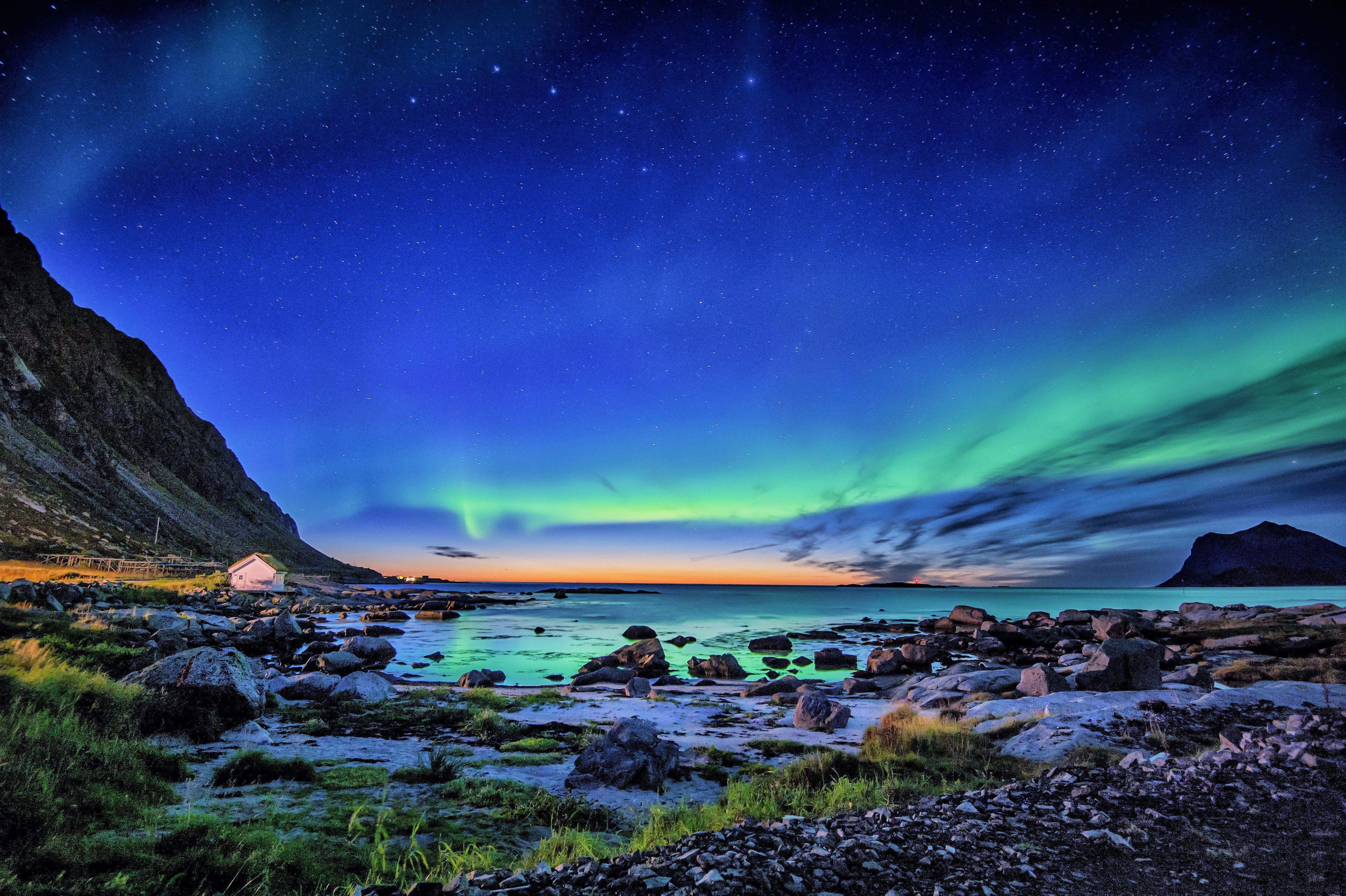 Aurora boreale su spiaggia rocciosa, 4717x3139 UHD, PC 4K