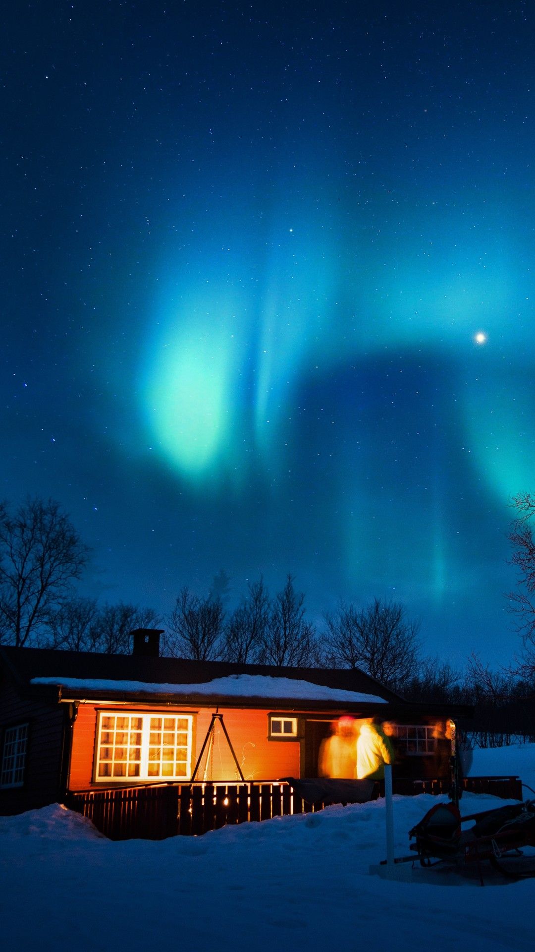 Casa illuminata sotto aurora boreale, 1080x1920 Full HD Verticale, iPhone