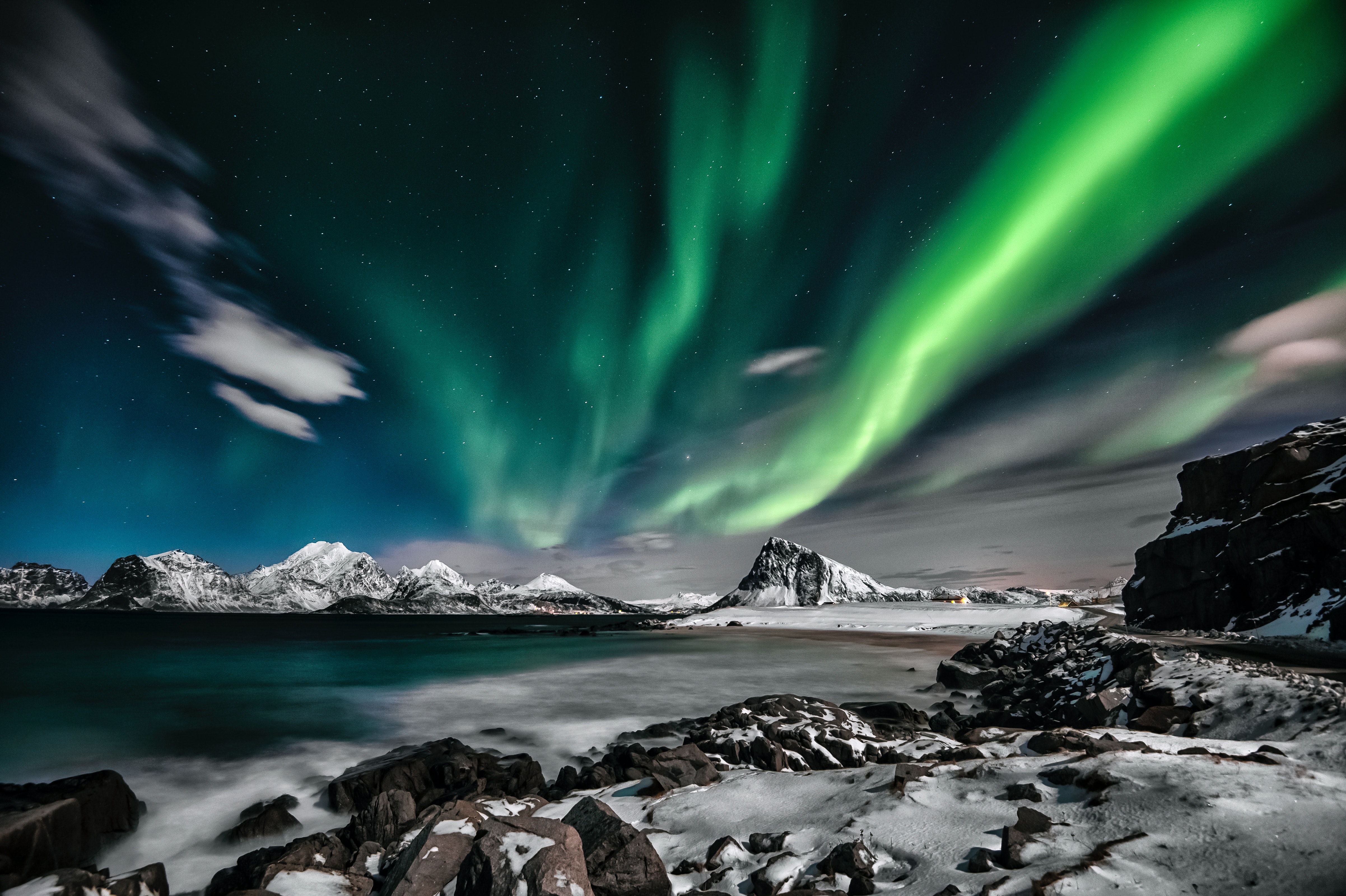 Aurora boreale verde su costa innevata, 4806x3199 4K, Desktop 4K
