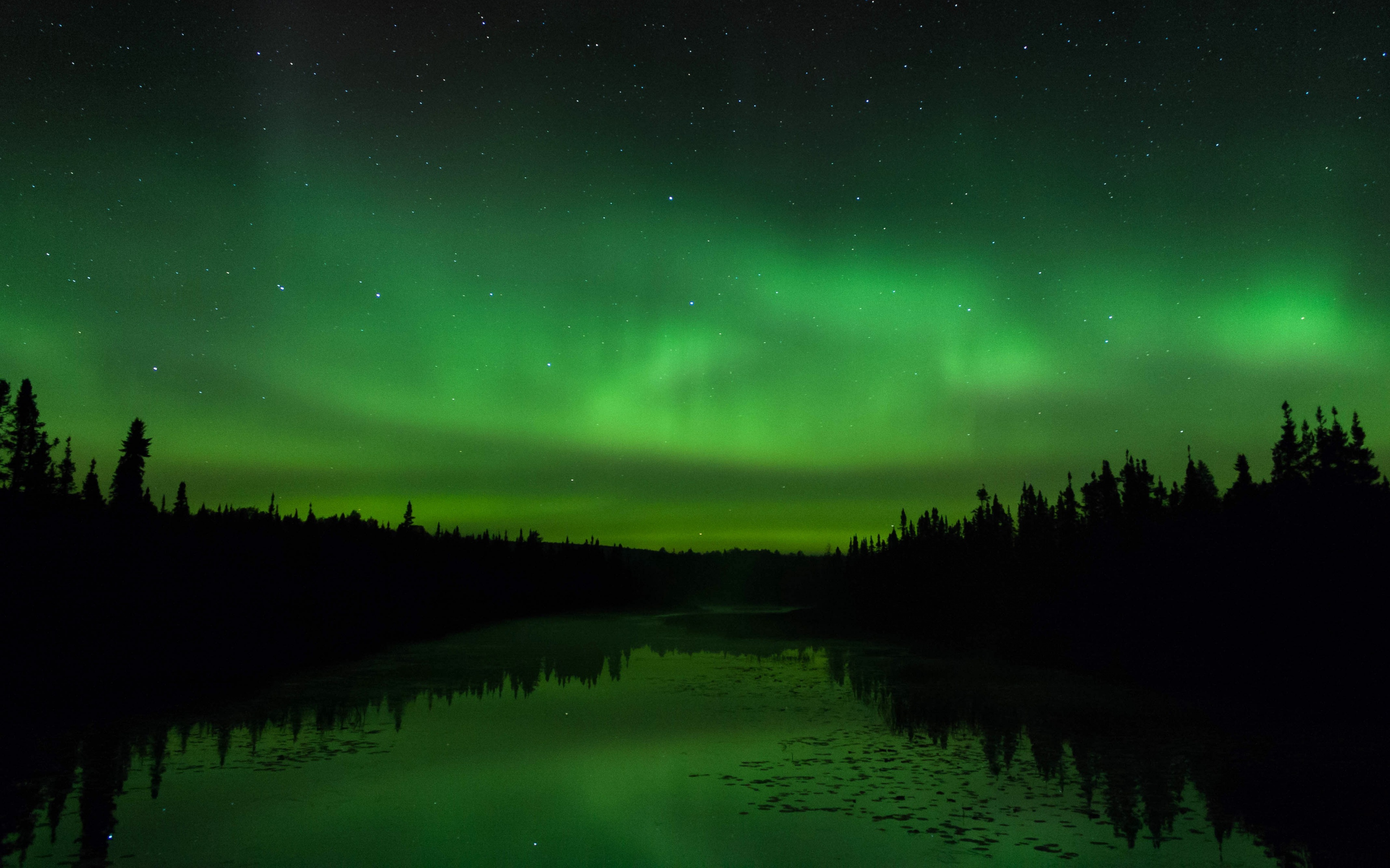 Aurora boreale verde su lago, 3840x2400 UHD, PC 4K