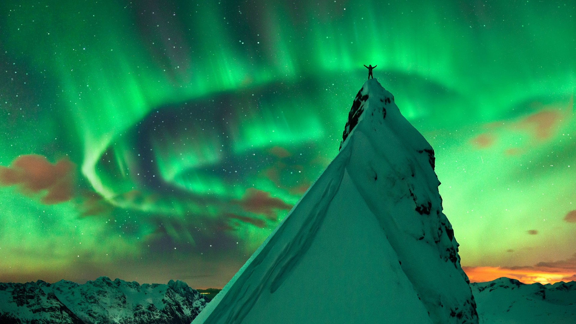Aurora boreale su montagna innevata, 1920x1080 Full HD, PC Desktop