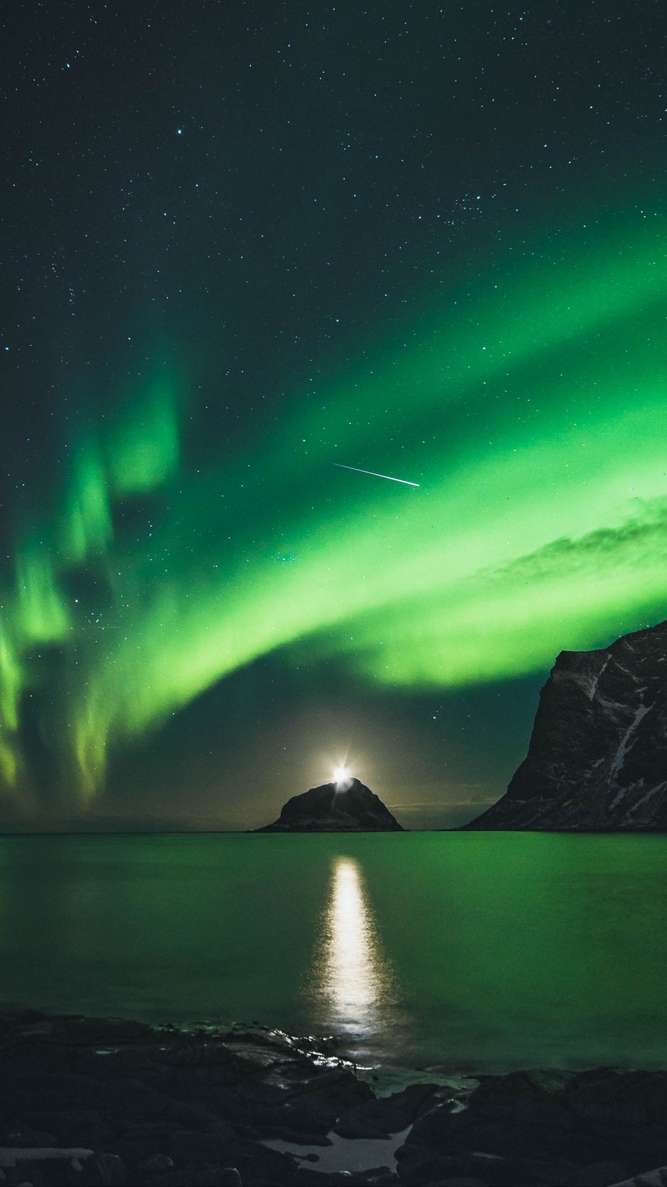 Aurora boreale verde su mare, 938x1668 Verticale, Telefono