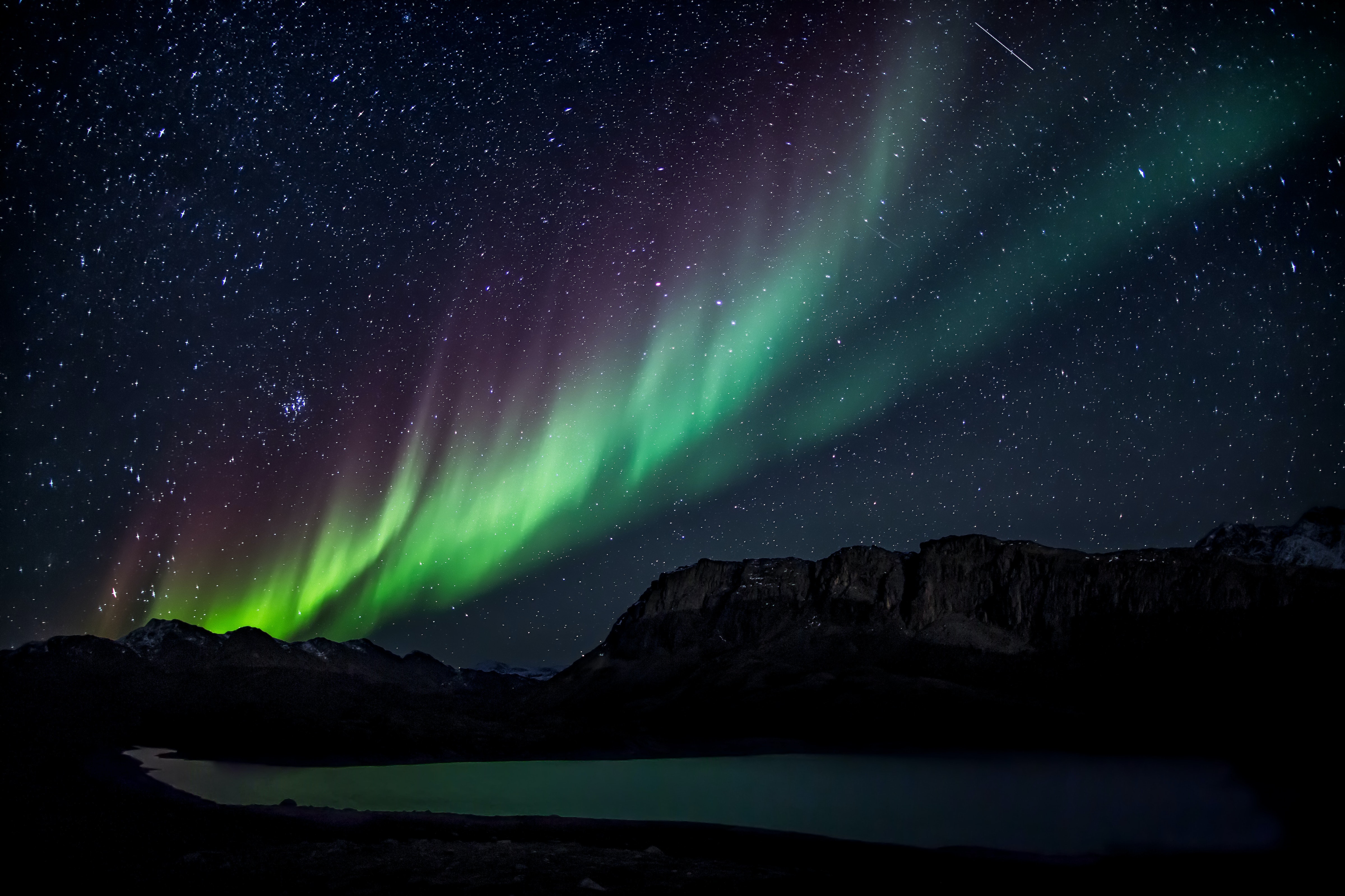 Aurora boreale su montagne notturne, 4800x3200 Ultra HD, 4K TV