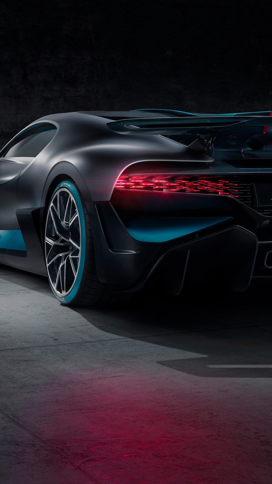 Bugatti Divo posteriore turchese, hypercar, 950x1689 Verticale, Mobile