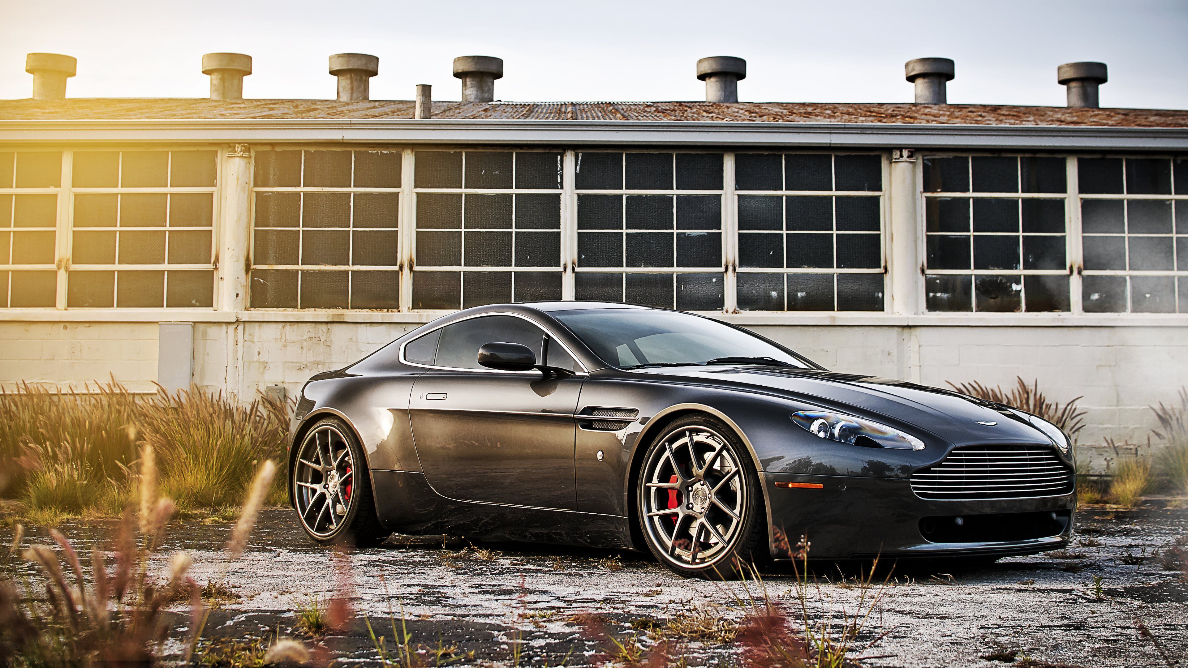 Aston Martin Vantage nera capannone, 3840x2160 Ultra HD, Monitor 4K