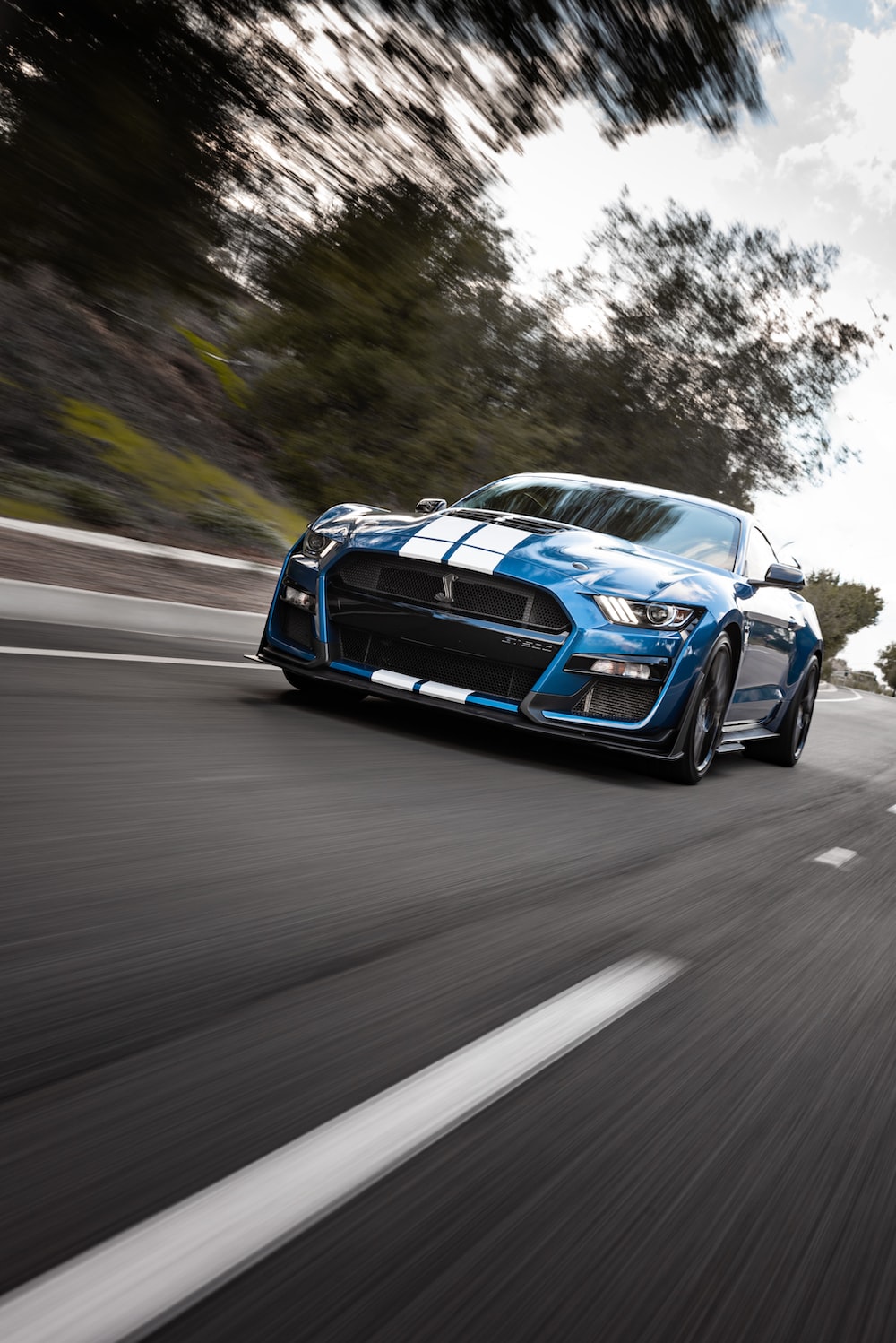Ford Mustang Shelby blu su strada, V8, 1000x1498 Full HD Verticale, iPhone