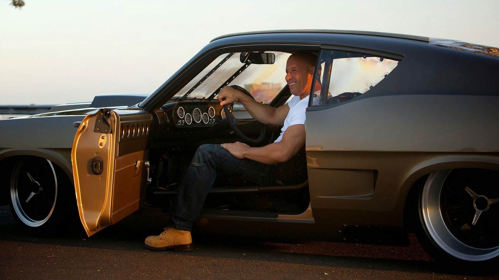 Uomo seduto in muscle car nera, 1920x1080 Full HD 1080p, Laptop