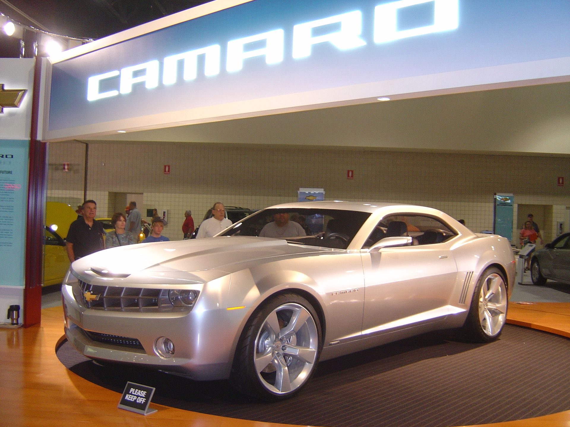 Chevrolet Camaro argento in salone, 1920x1440 WUXGA, Laptop