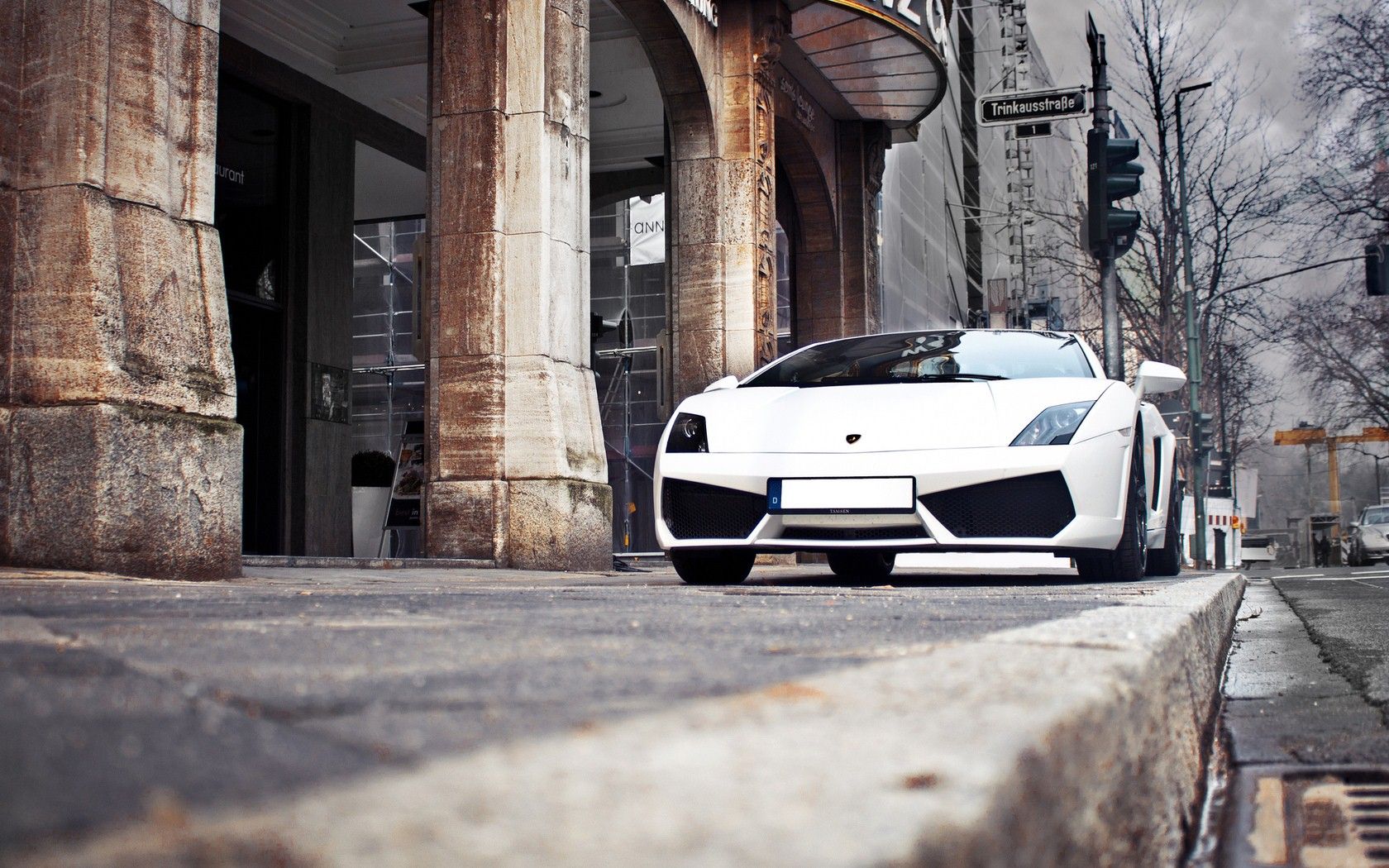 Lamborghini bianca in città, supercar italiana, 1680x1050 HD, Desktop