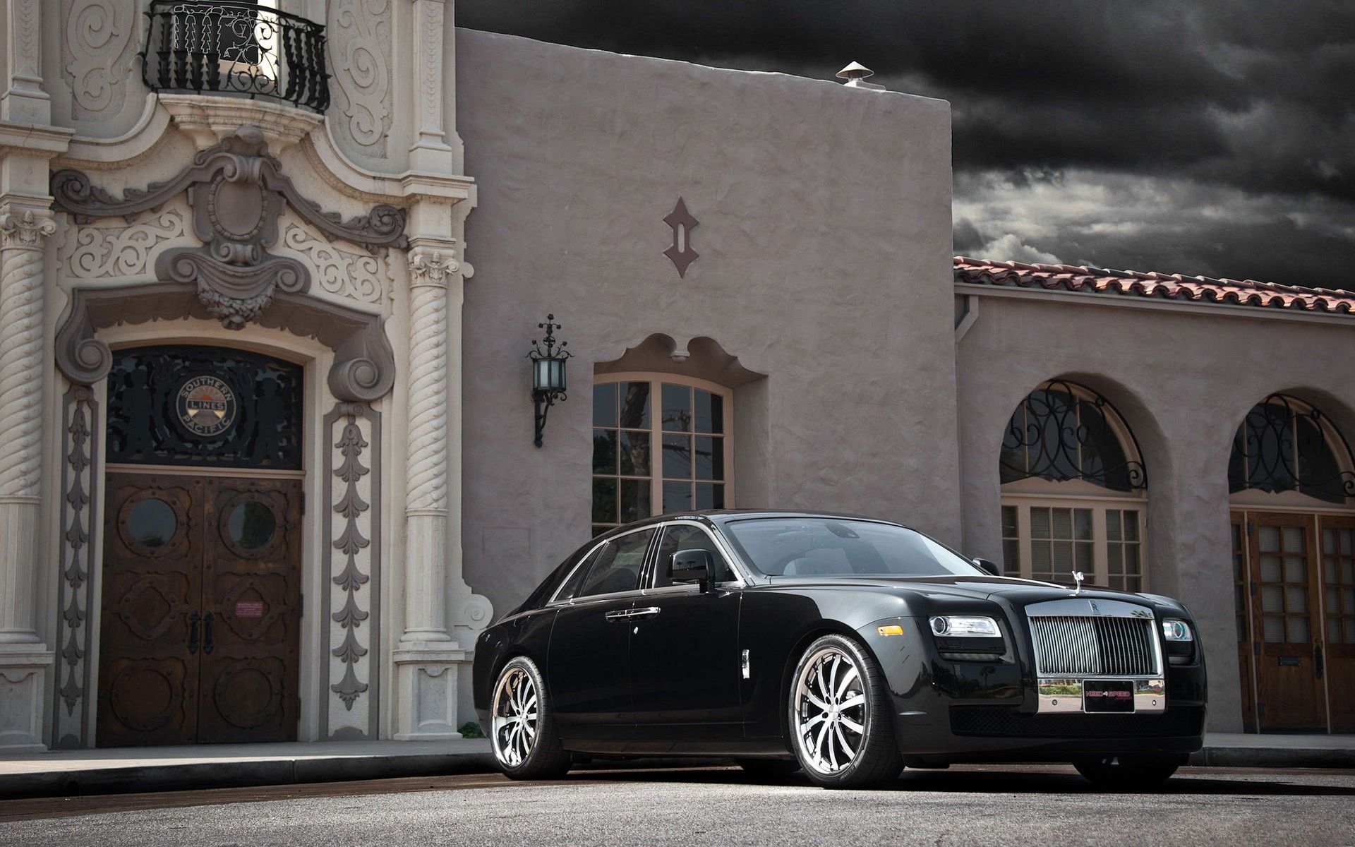 Rolls-Royce nera davanti a villa, 1920x1200 WUXGA, Desktop