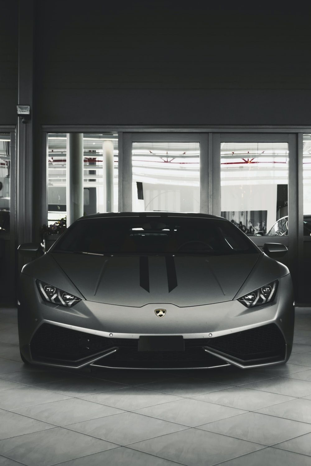 Lamborghini grigia in showroom, 1000x1500 Verticale, POCO