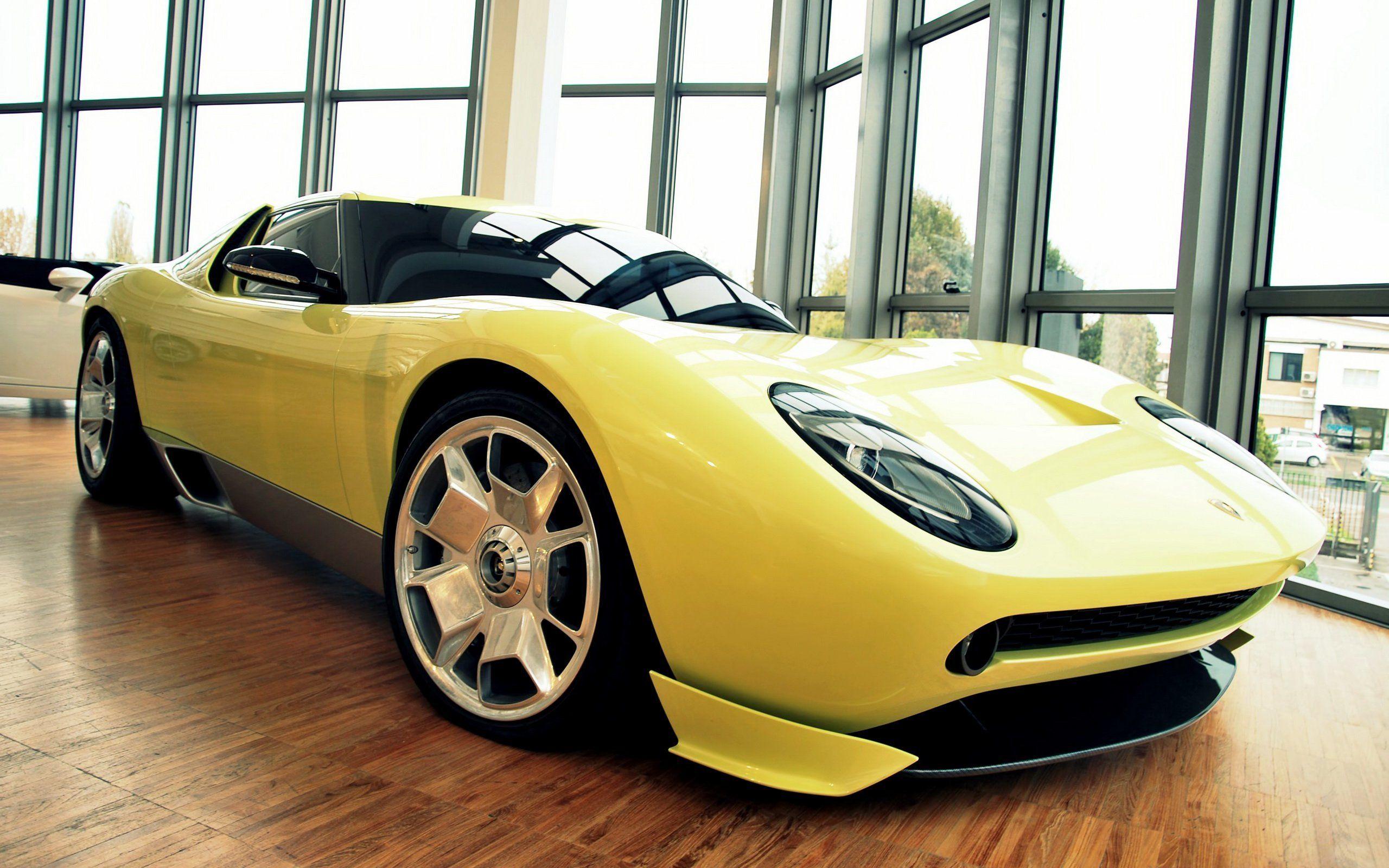 Auto sportiva gialla in showroom, 2560x1600 2K, Desktop
