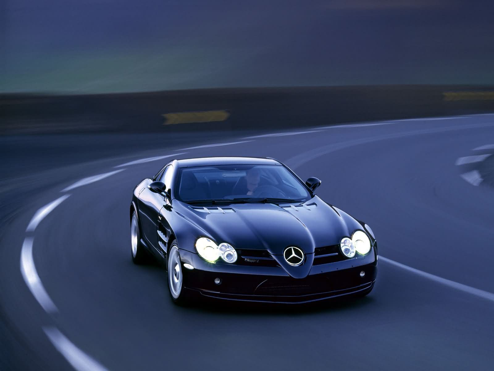 Mercedes SLR nera su strada, 1600x1200 HD Ready, Desktop