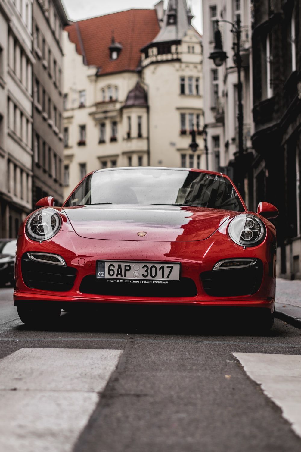 Porsche rossa in città, 1000x1500 Verticale, Android