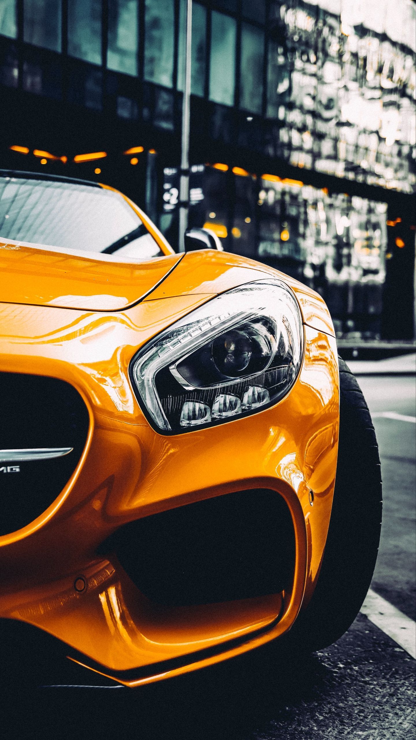 Auto sportiva arancione urbana, 1440x2560 Verticale, iPhone Pro