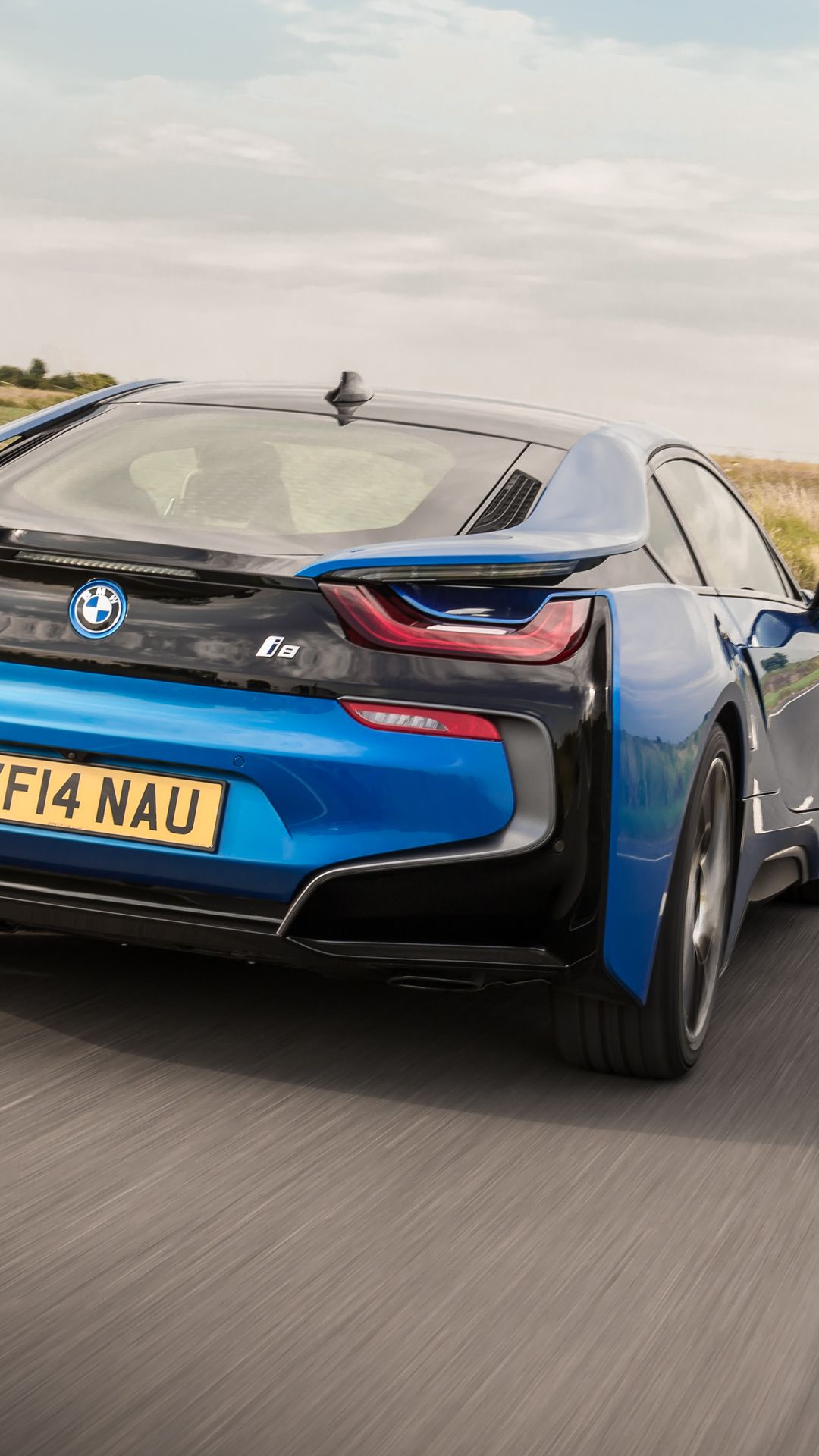 BMW i8 blu su strada, 1080x1920 Verticale, iPhone Pro Max