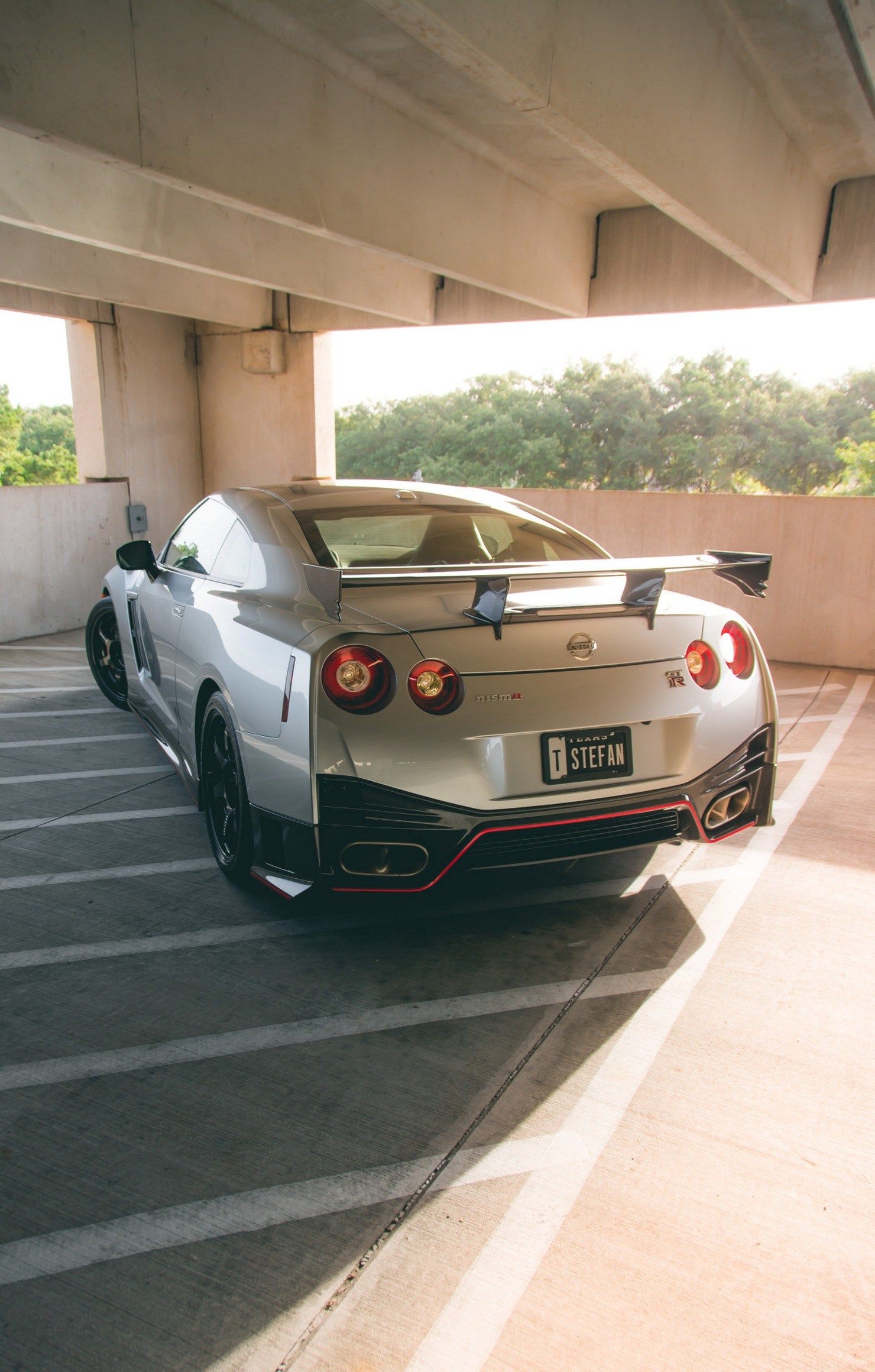 Nissan GTR argento parcheggio, sportiva giapponese, 1480x2320 Verticale, iPhone Pro