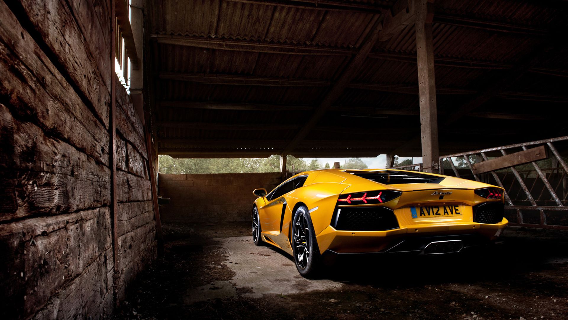 Lamborghini Aventador gialla capannone, supercar italiana, 1920x1080 1080p, Desktop