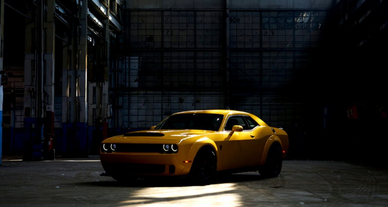 Dodge Challenger gialla in magazzino, V8, 1339x713 720p, Laptop
