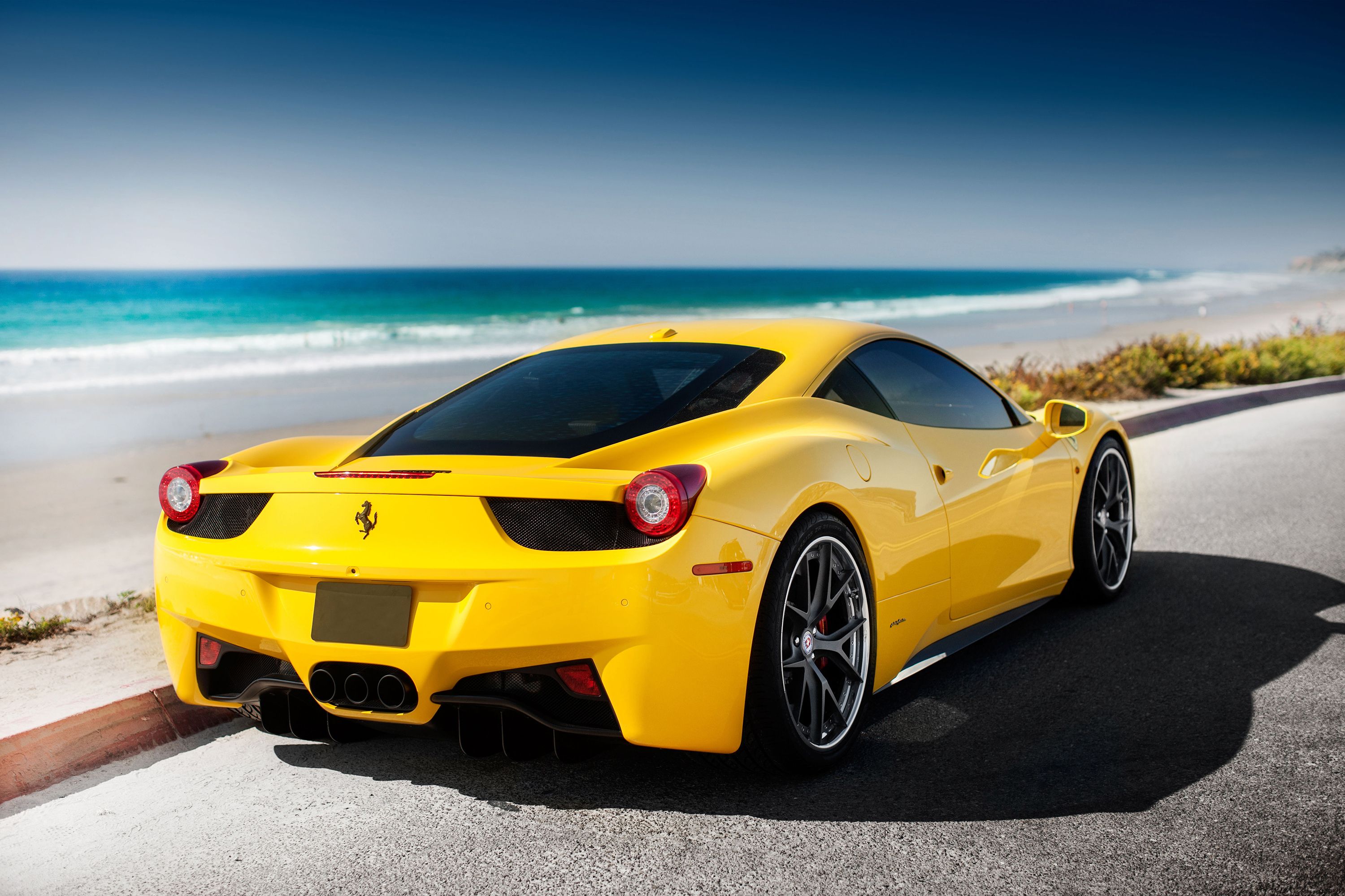 Ferrari gialla lungo spiaggia, 3000x2000 2K, Monitor Gaming