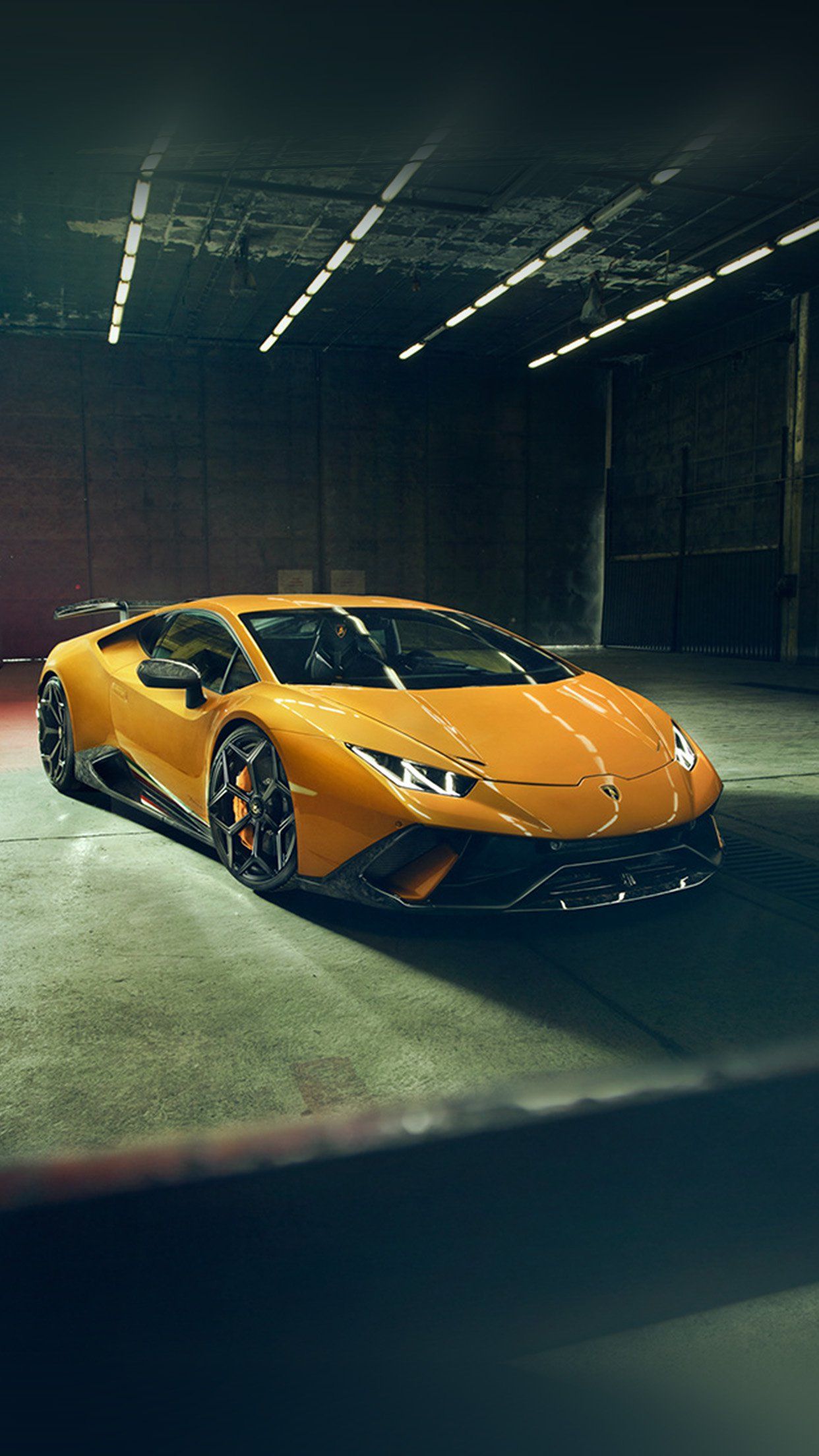Lamborghini gialla in garage, Sant'Agata Bolognese, 1242x2208 Full HD Verticale, iPhone