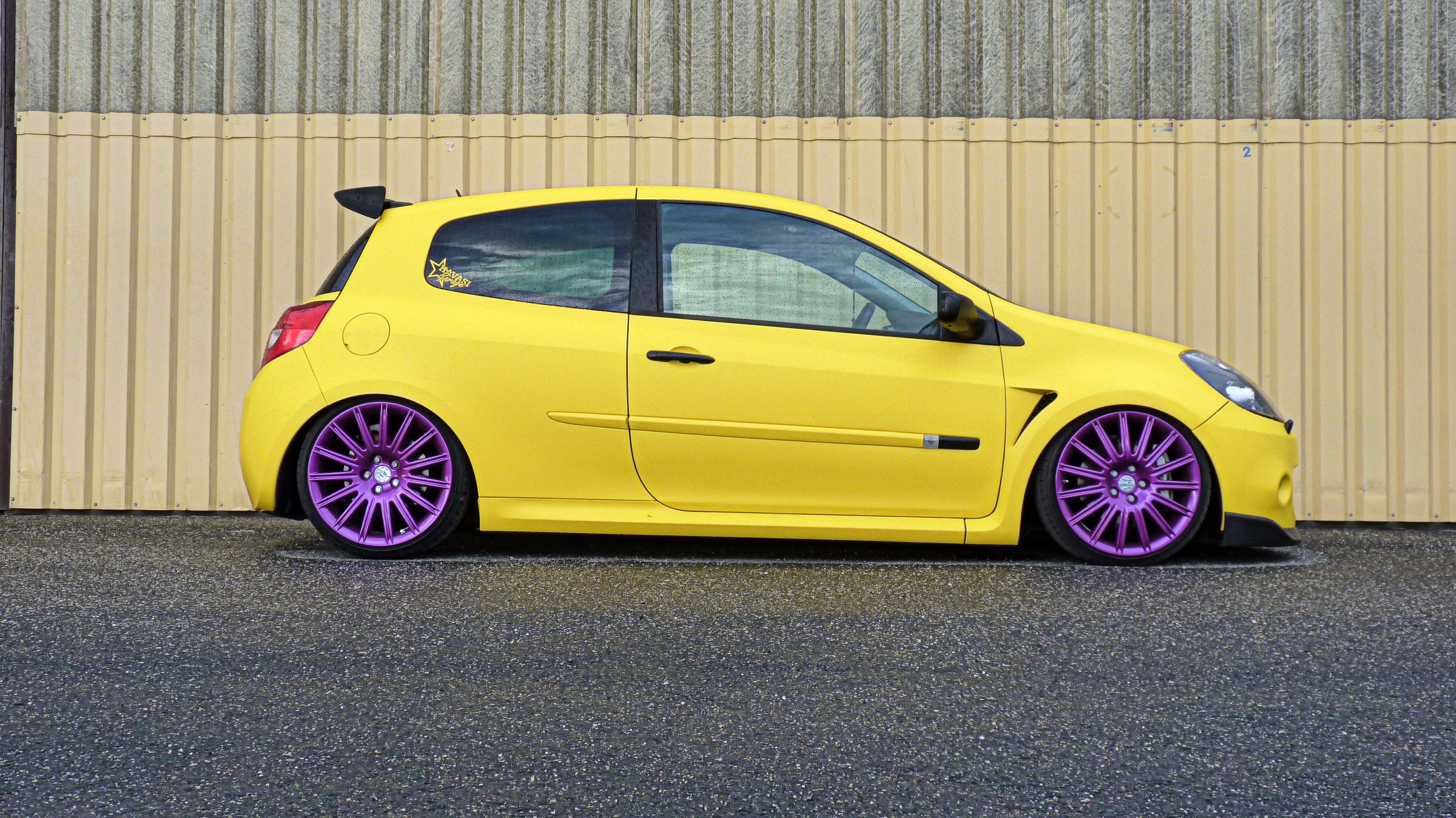 Renault Clio gialla stance, 4000x2248 4K Ultra HD, Monitor 4K
