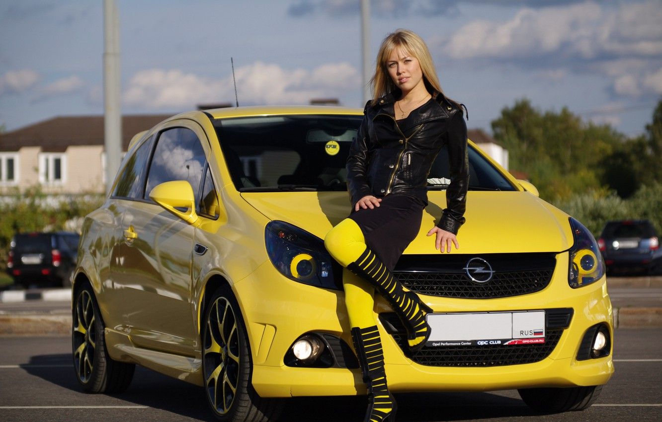 Ragazza con auto Opel gialla, 1332x850 720p, Laptop