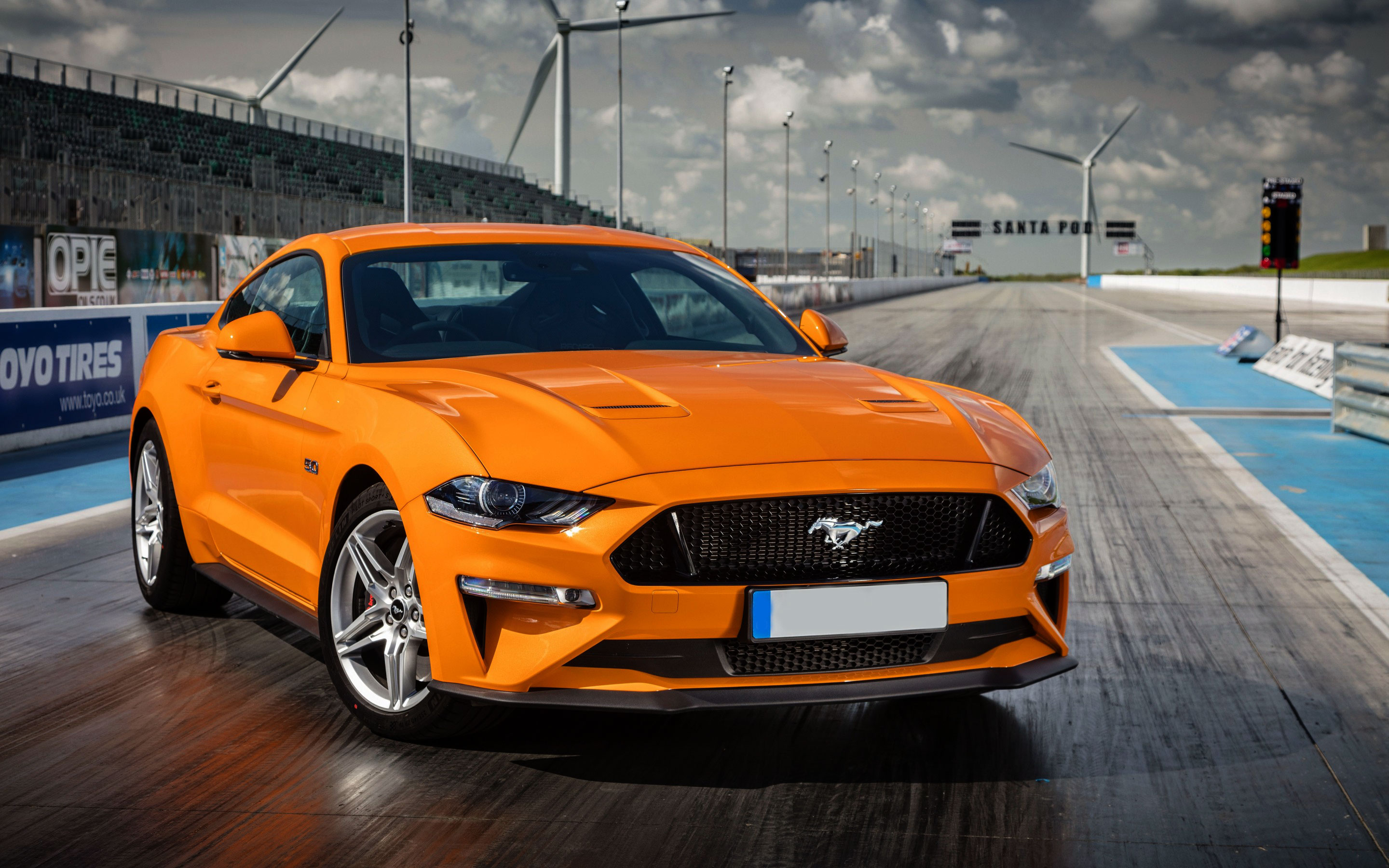 Ford Mustang arancione su pista, 2880x1800 2K+, Desktop
