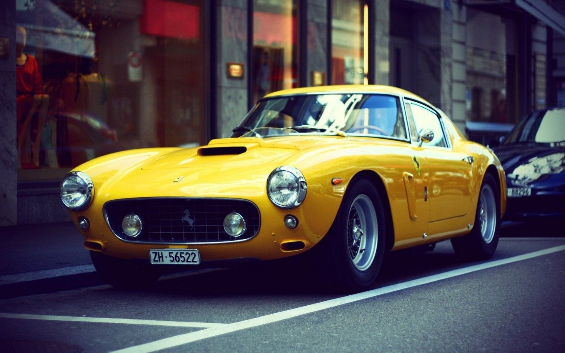 Ferrari gialla d'epoca in città, 1920x1200 Full HD+ WUXGA, PC