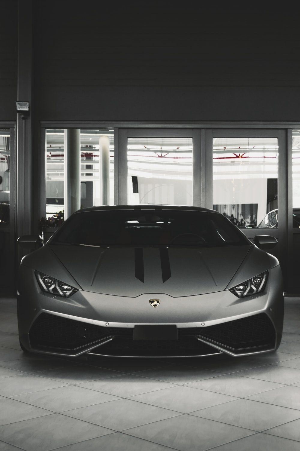 Lamborghini grigia in showroom, 1000x1500 Verticale, Telefono