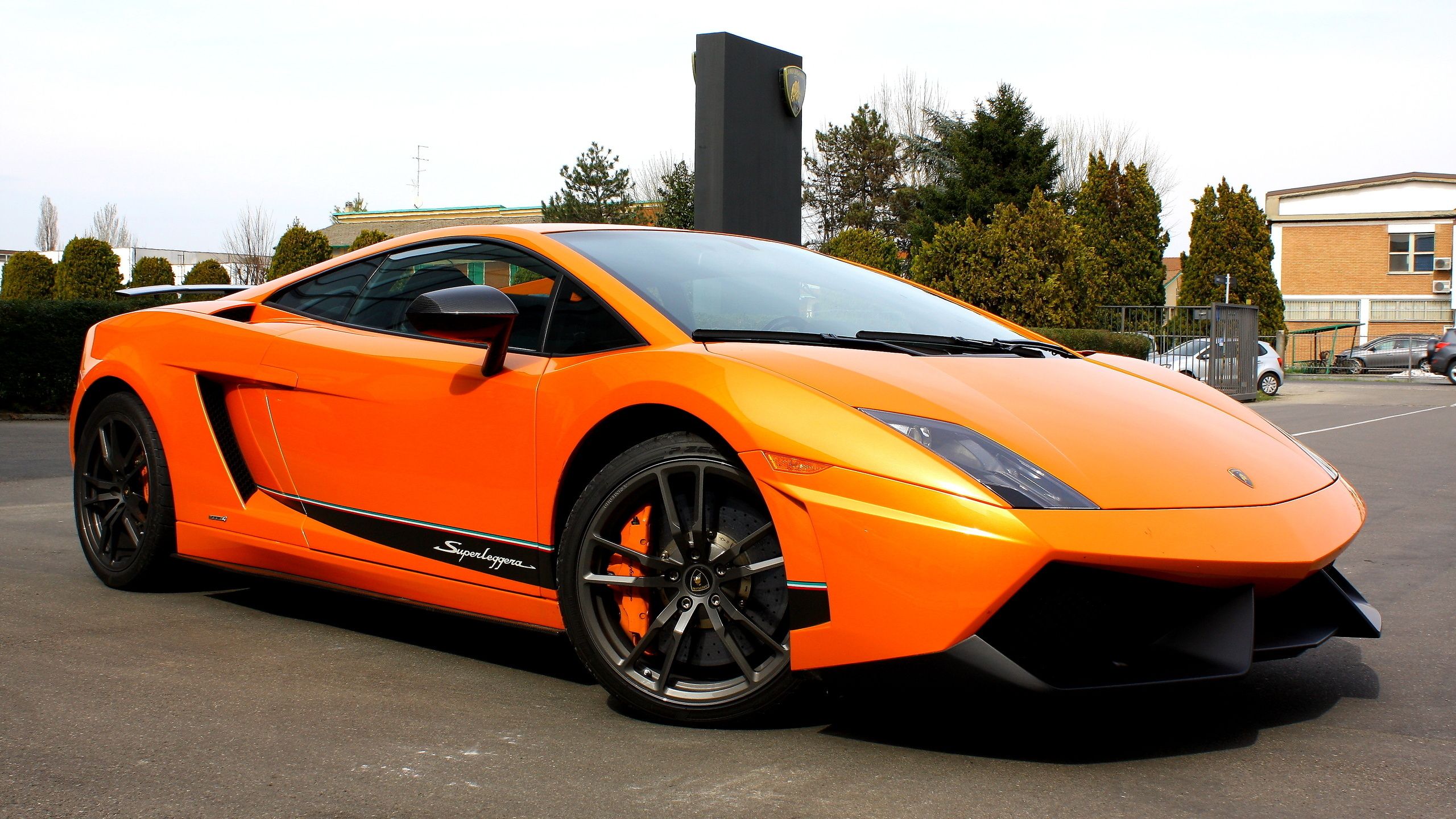 Lamborghini Gallardo arancione in un parcheggio, 2560x1440 2K, Desktop