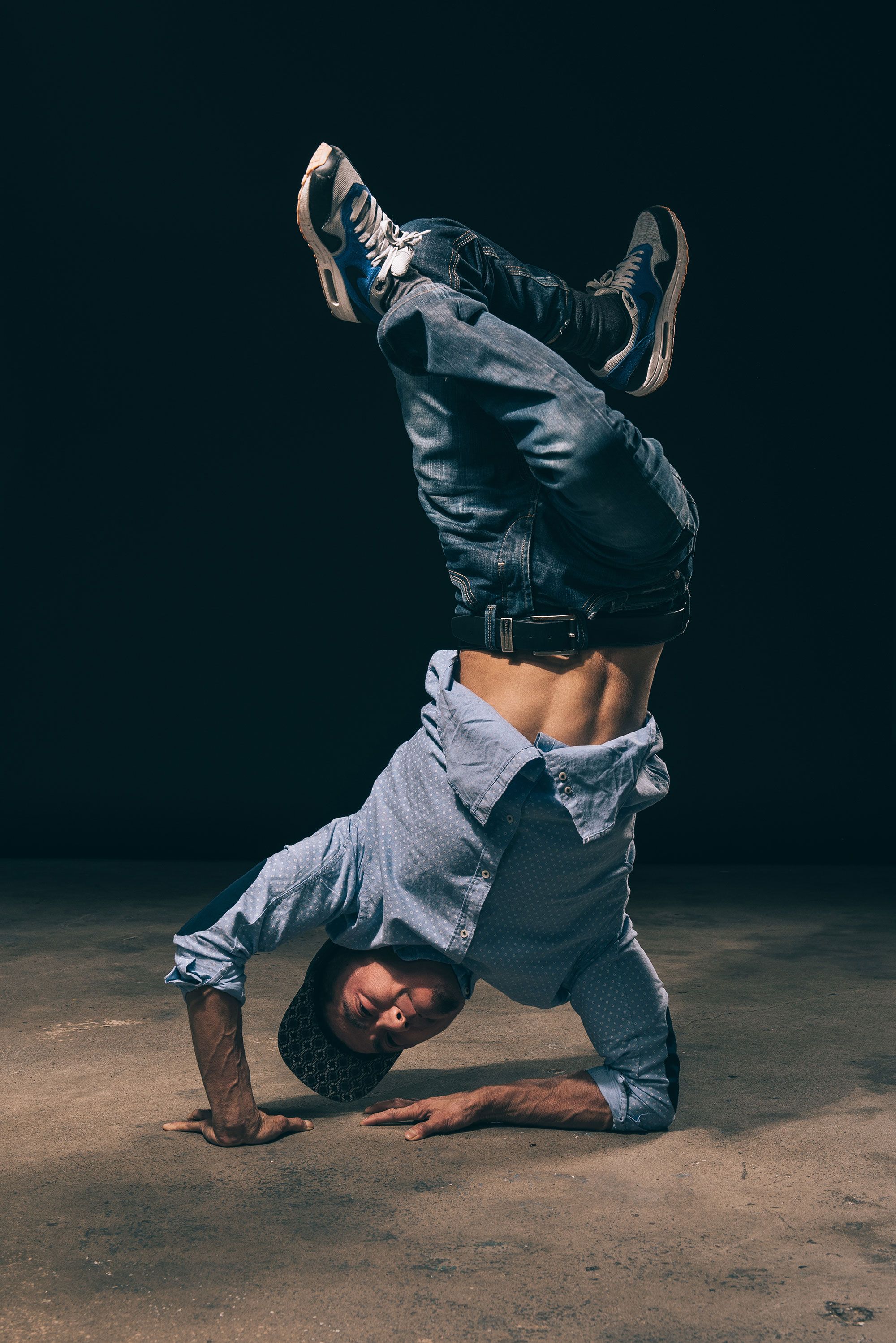 B-boy in verticale su una mano, 2000x2996 Verticale, Mobile