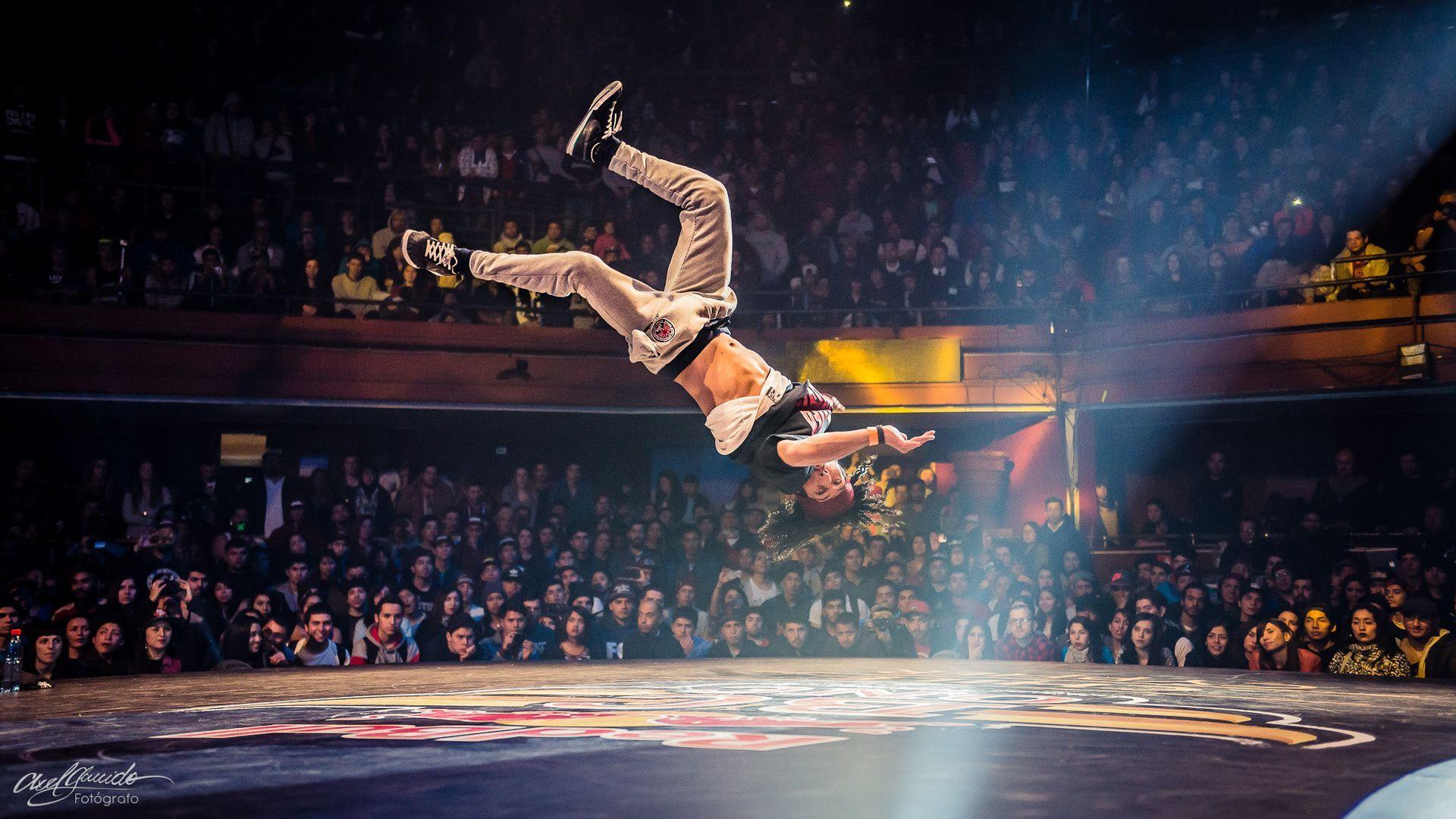 B-boy in aria breakdance, 1920x1080 Full HD 1080p, Laptop
