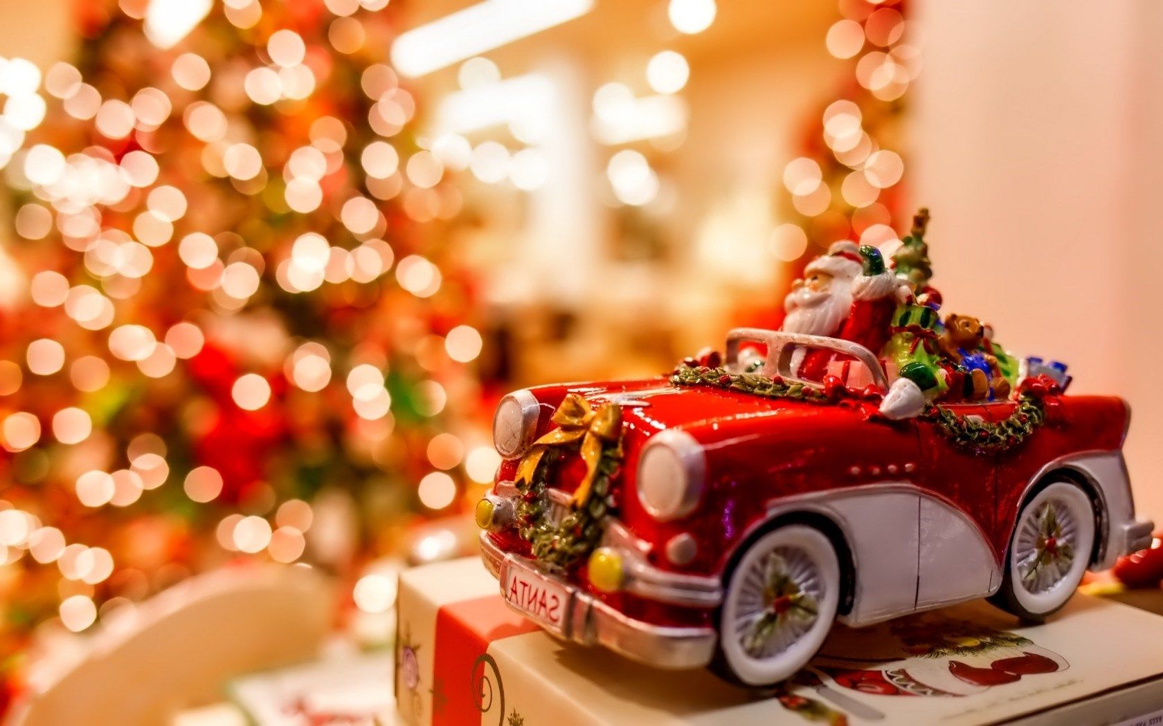 Babbo Natale giocattolo su auto rossa, 1680x1050 HD Ready, Desktop