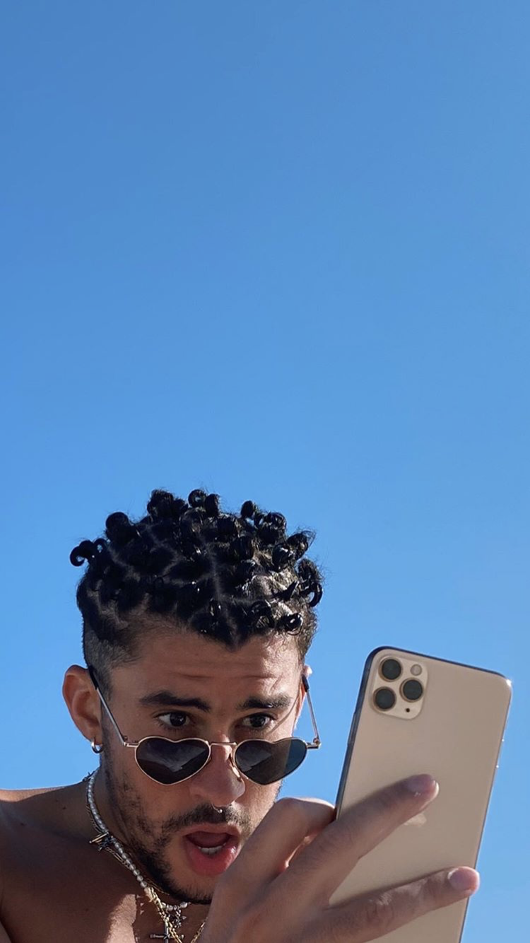 Bad Bunny selfie cielo blu, 750x1334 Full HD Verticale, Smartphone