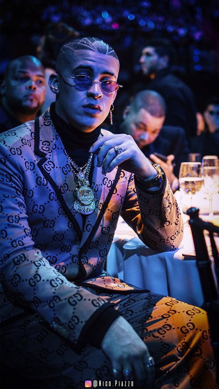Uomo con abito Gucci occhiali, moda di lusso, 720x1280 Verticale, Telefono