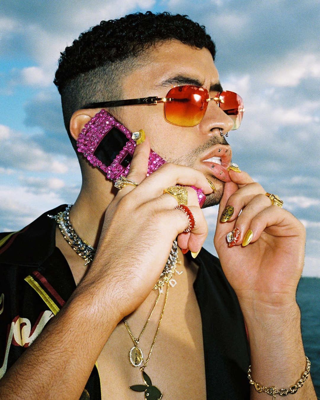 Bad Bunny con occhiali rosa, 1080x1349 Verticale, Mobile