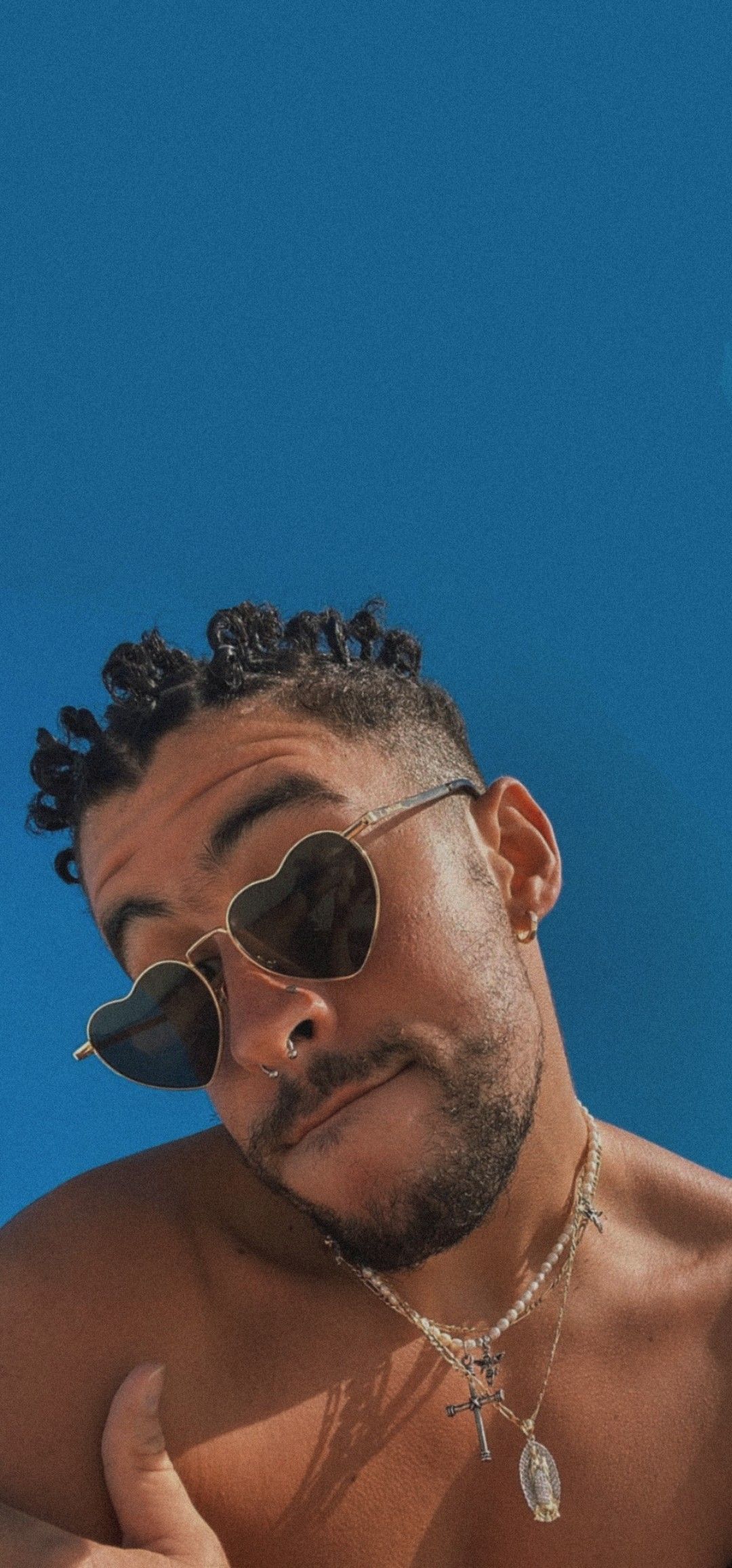 Bad Bunny occhiali da sole sfondo blu, 1080x2312 Full HD Verticale, iPhone