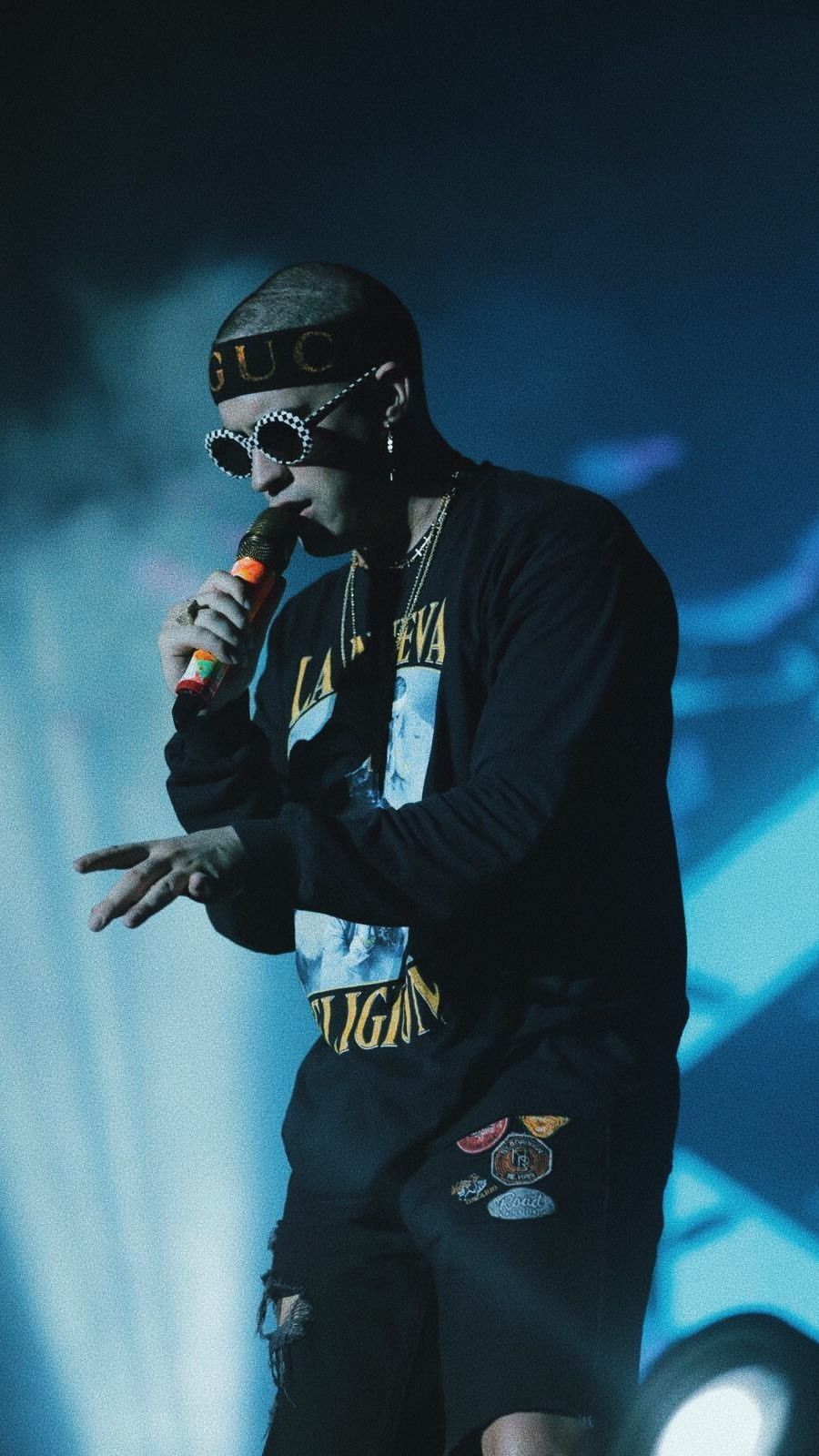 Bad Bunny concerto microfono, 900x1600 Verticale, Telefono