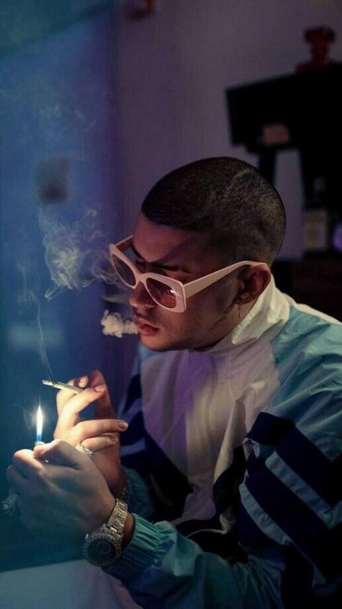 Bad Bunny con sigaretta accendino, 1124x2000 Verticale, Mobile