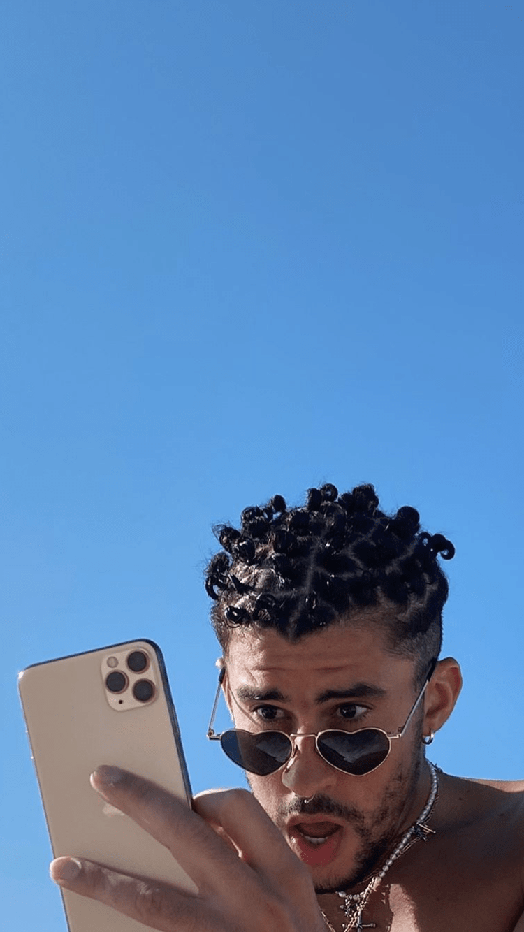 Bad Bunny selfie con smartphone, 750x1334 Full HD Verticale, Smartphone