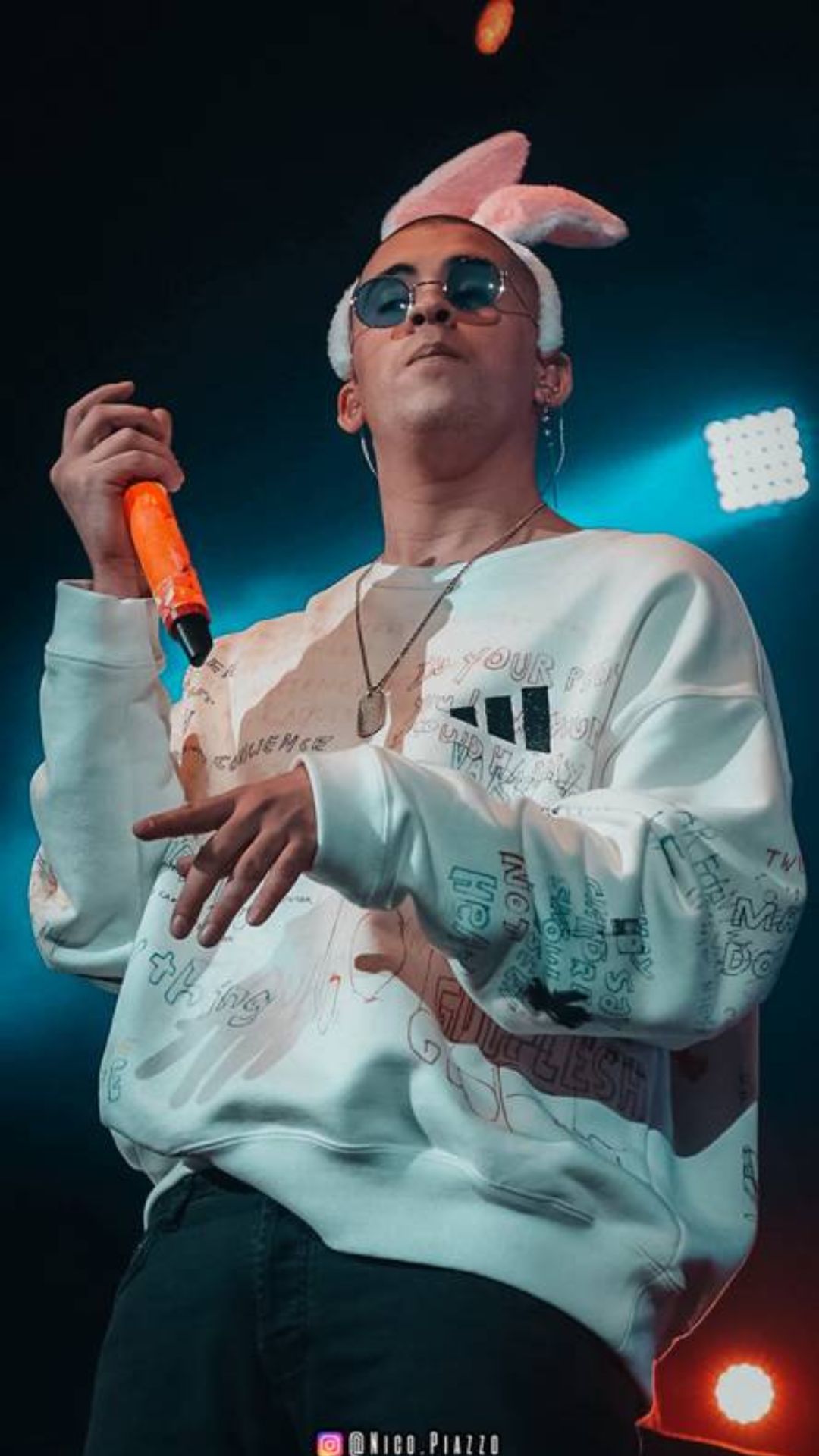 Bad Bunny concerto microfono, 1080x1920 Verticale, Telefono