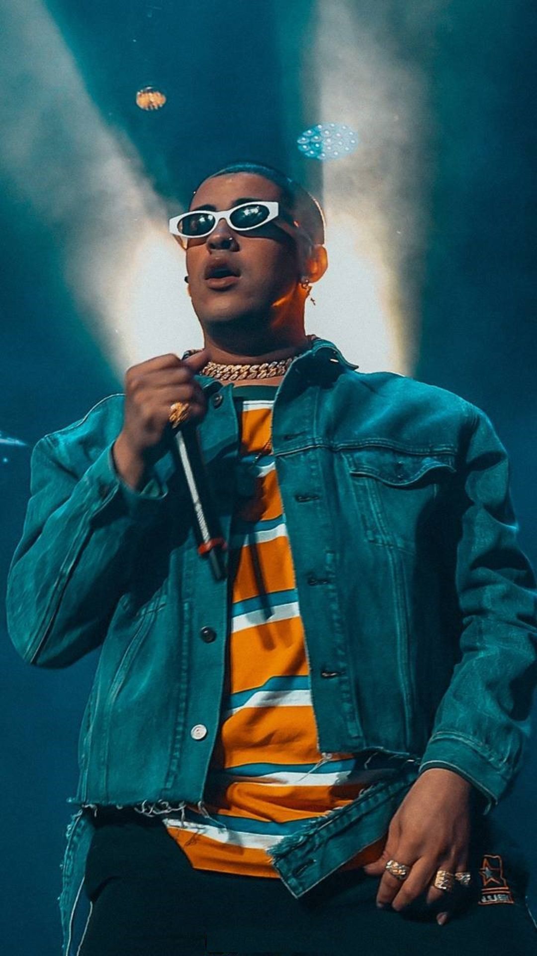 Bad Bunny concerto microfono, 1080x1920 Full HD Verticale, iPhone