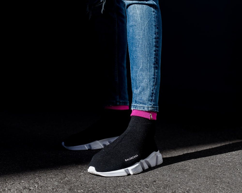 Sneaker Balenciaga nera con jeans, 1000x800 HD, iMac