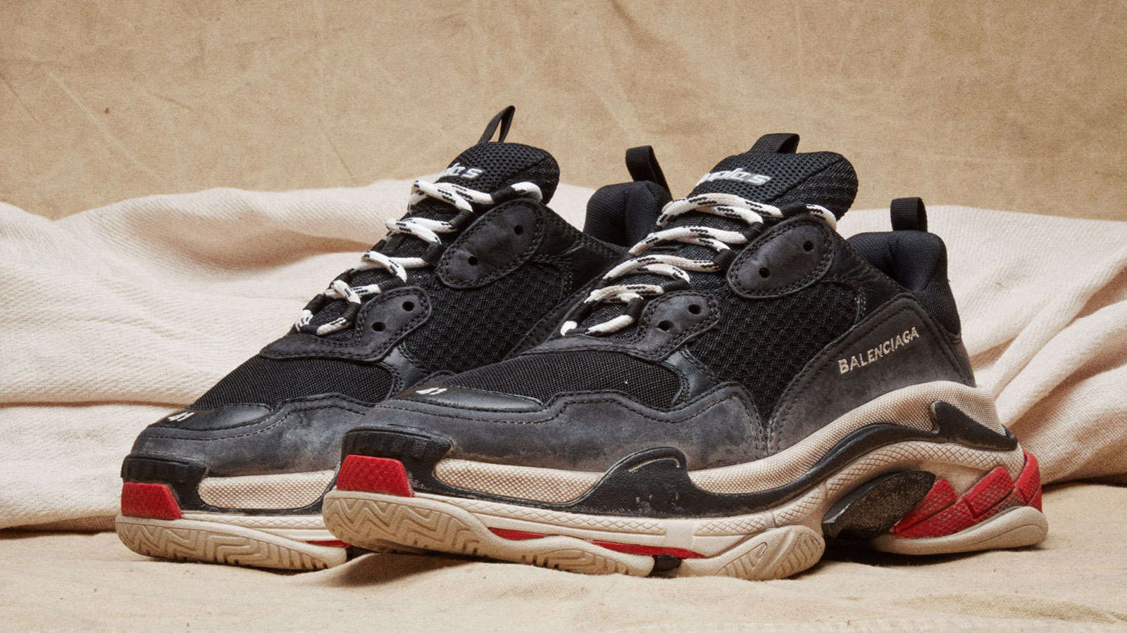 Sneaker Balenciaga Triple S nere, 1600x900 HD, iMac